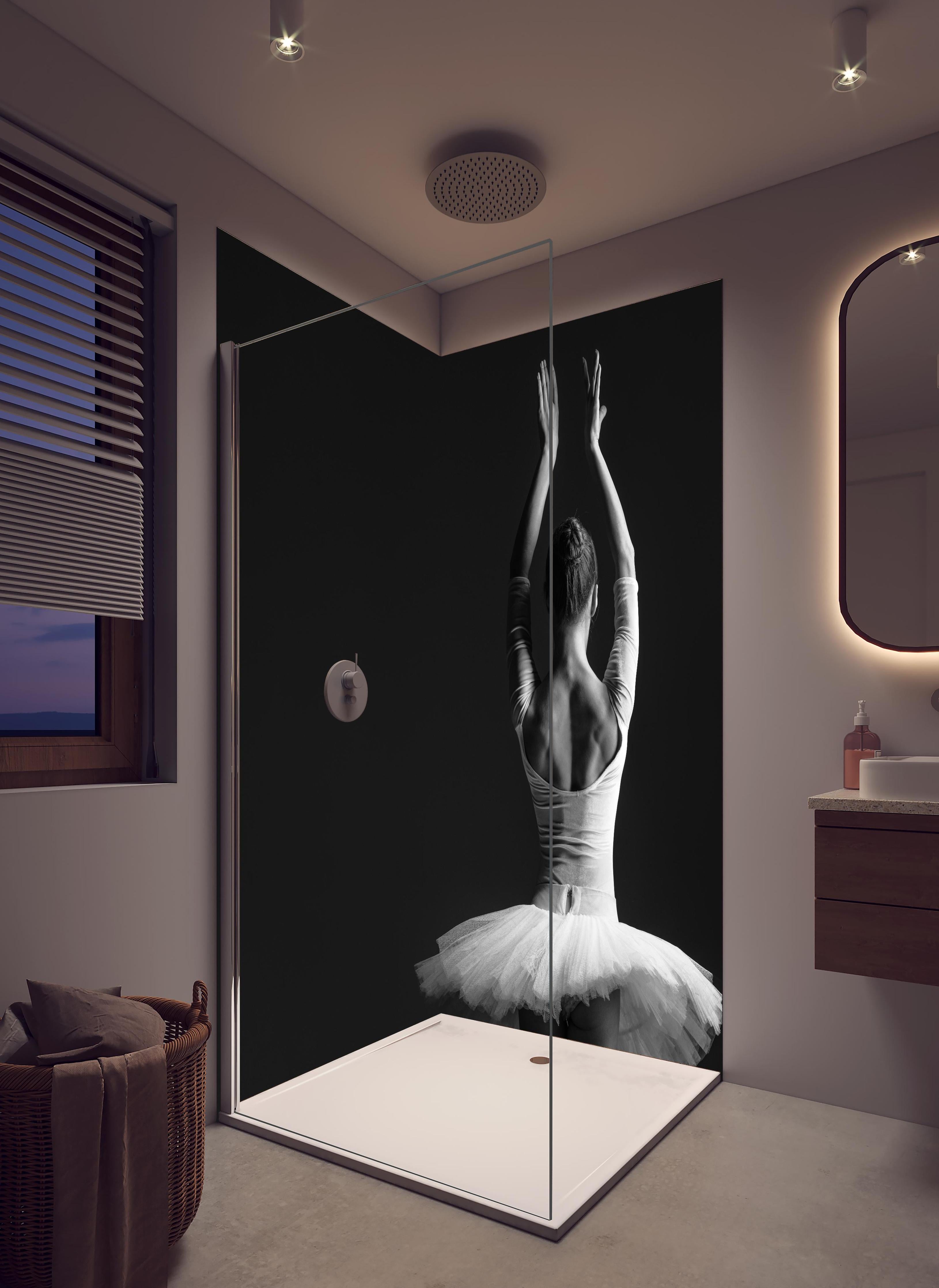 Duschrückwand - Junge posierende Ballerina in hellem Badezimmer mit Regenduschkopf - zweiteilige Eck-Duschrückwand