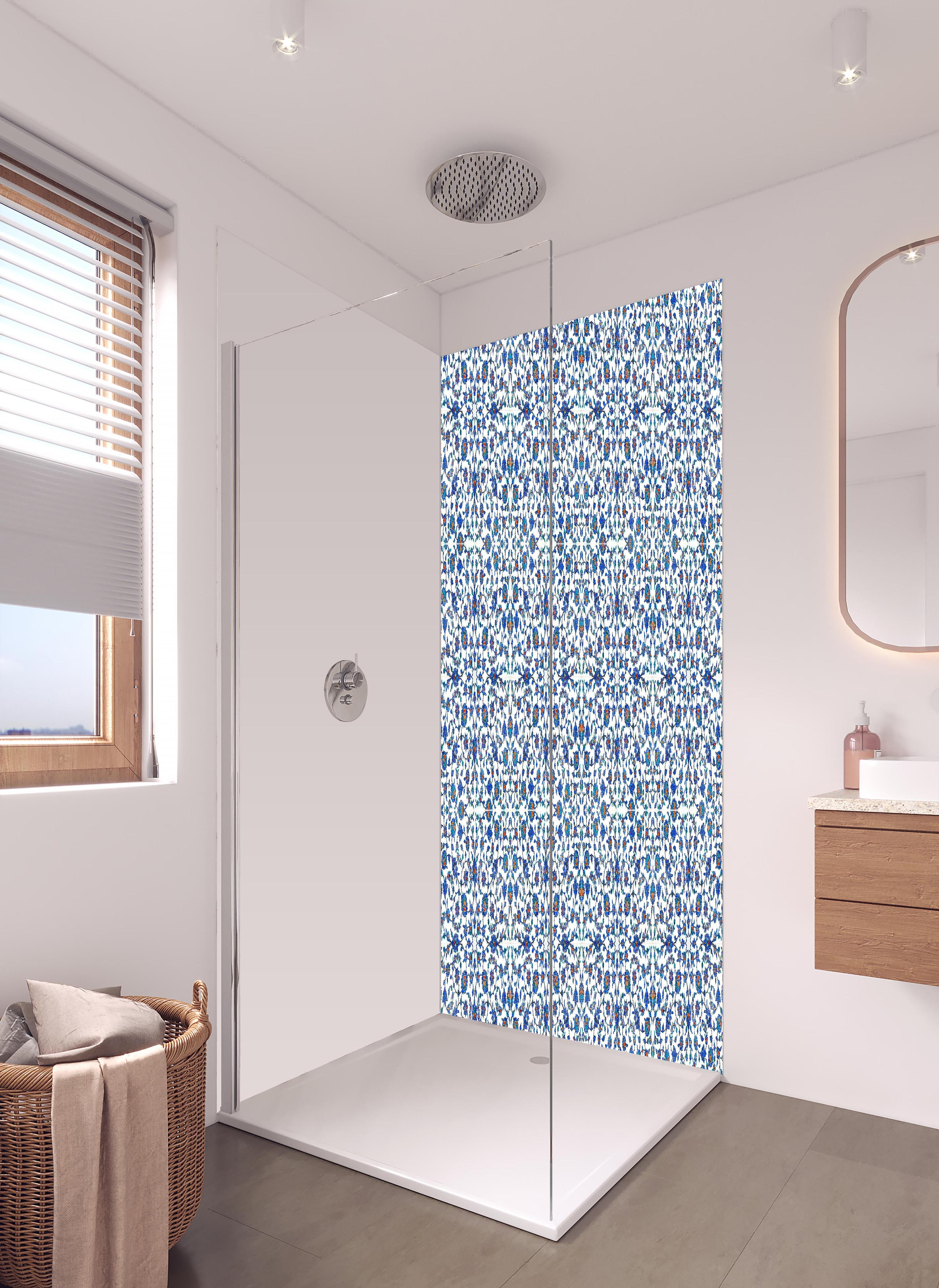 Duschrückwand - Kachel-Mosaik mit Blumen in Blau-Weiß in hellem Badezimmer mit Regenduschkopf - zweiteilige Eck-Duschrückwand