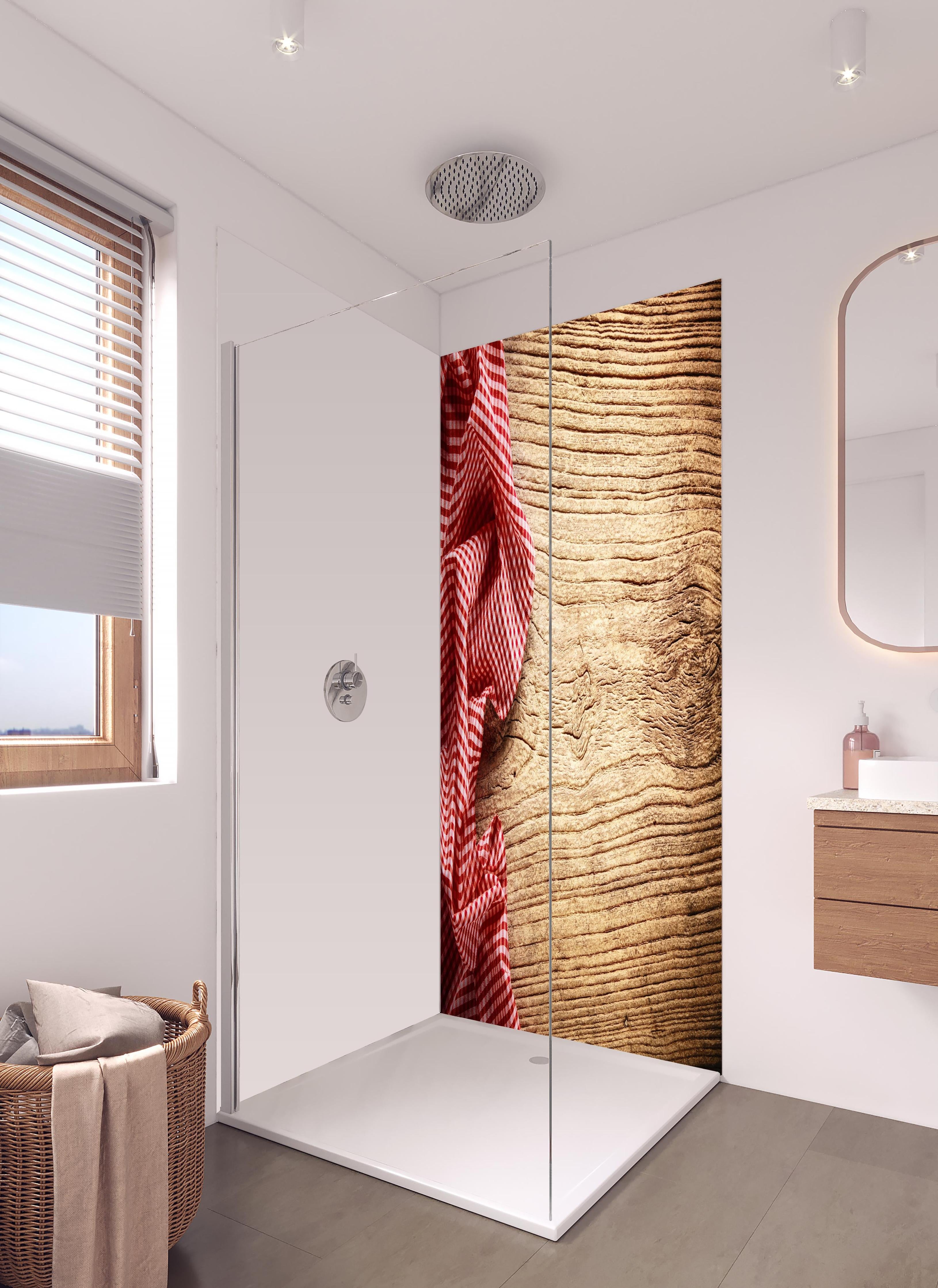 Duschrückwand - Kariertes Tischtuch auf Holztisch in hellem Badezimmer mit Regenduschkopf - zweiteilige Eck-Duschrückwand