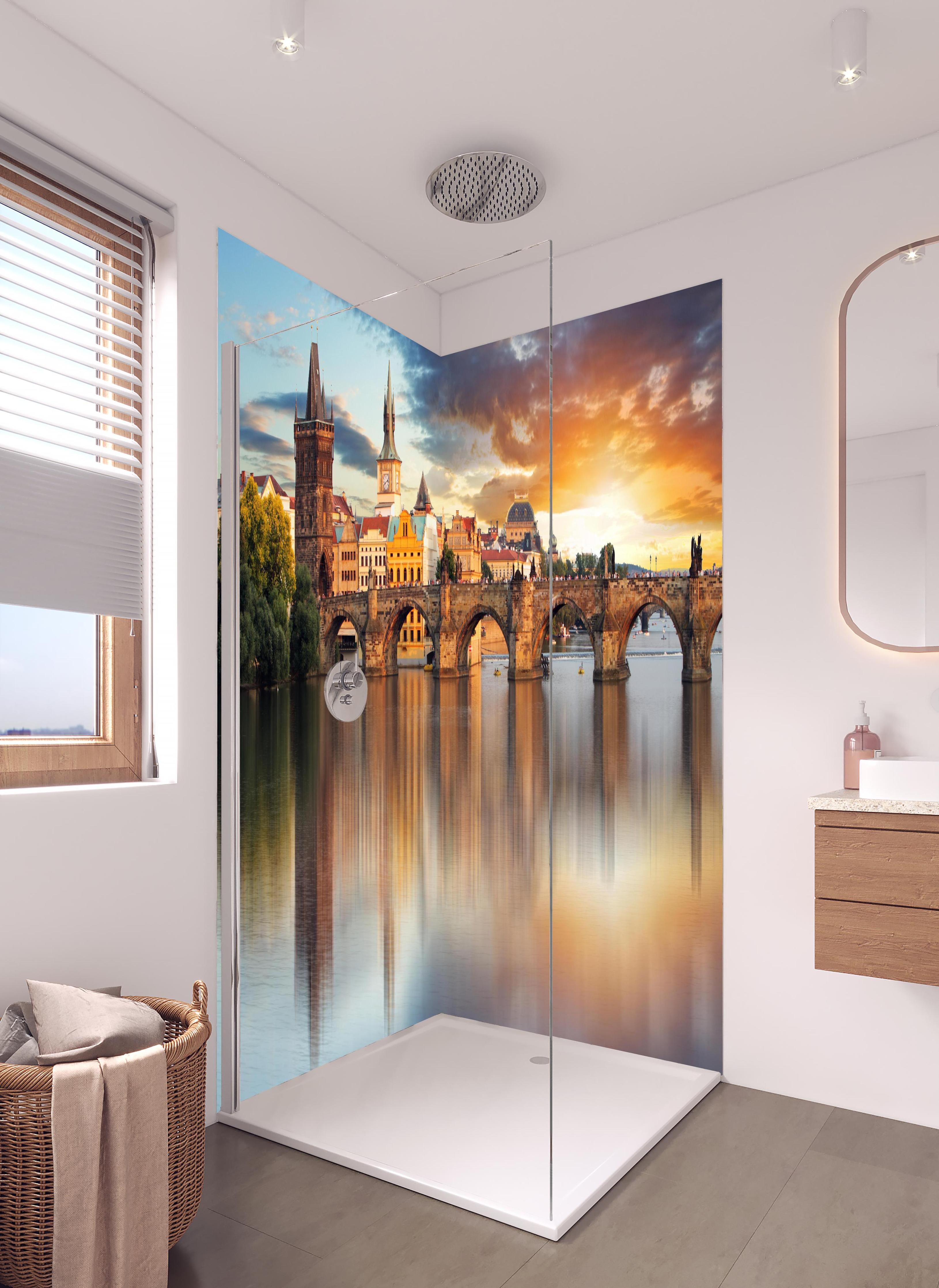 Duschrückwand - Karlsbrücke in Prag bei Sonnenuntergang in hellem Badezimmer mit Regenduschkopf - zweiteilige Eck-Duschrückwand