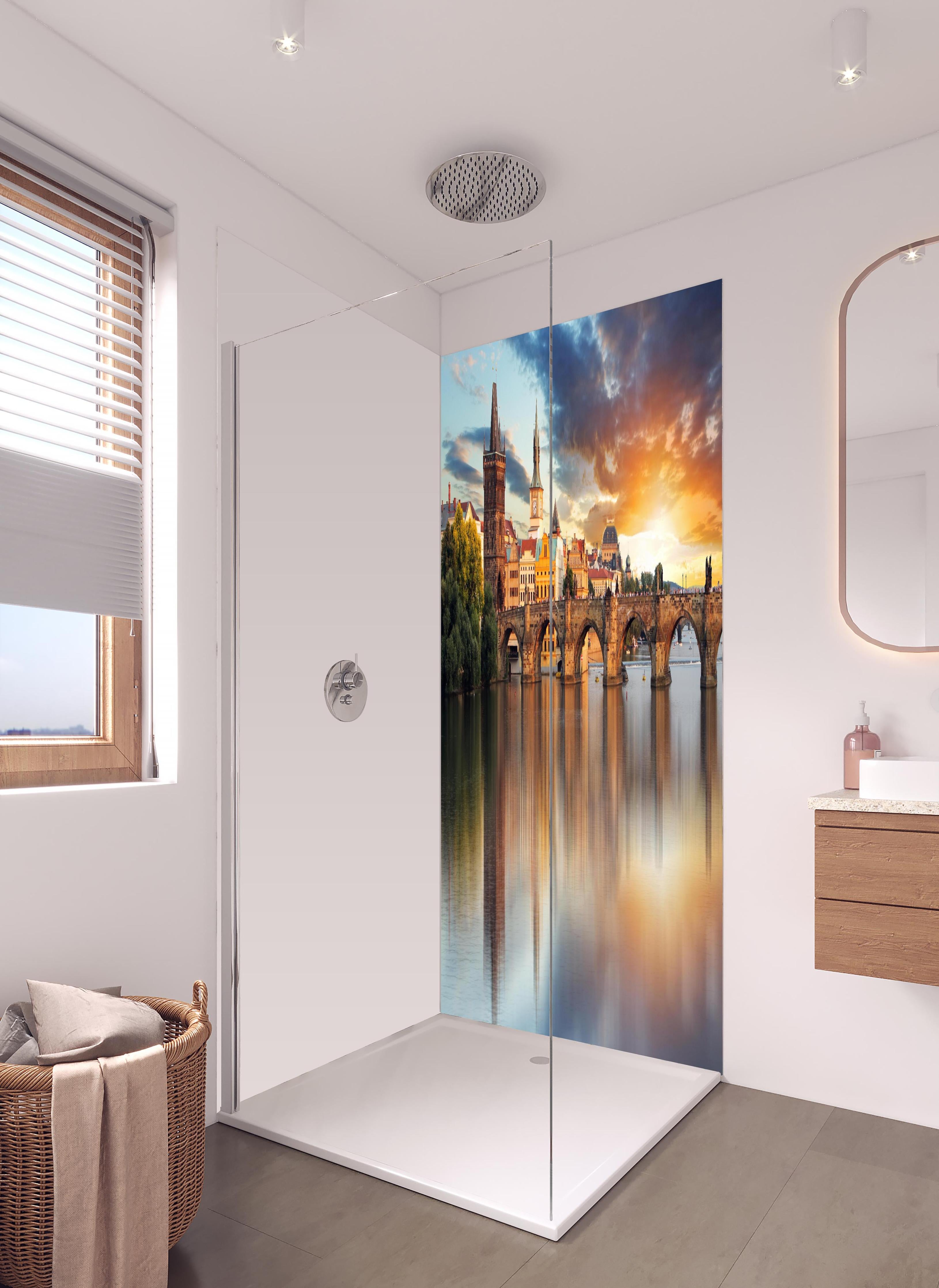 Duschrückwand - Karlsbrücke in Prag bei Sonnenuntergang in hellem Badezimmer mit Regenduschkopf - zweiteilige Eck-Duschrückwand