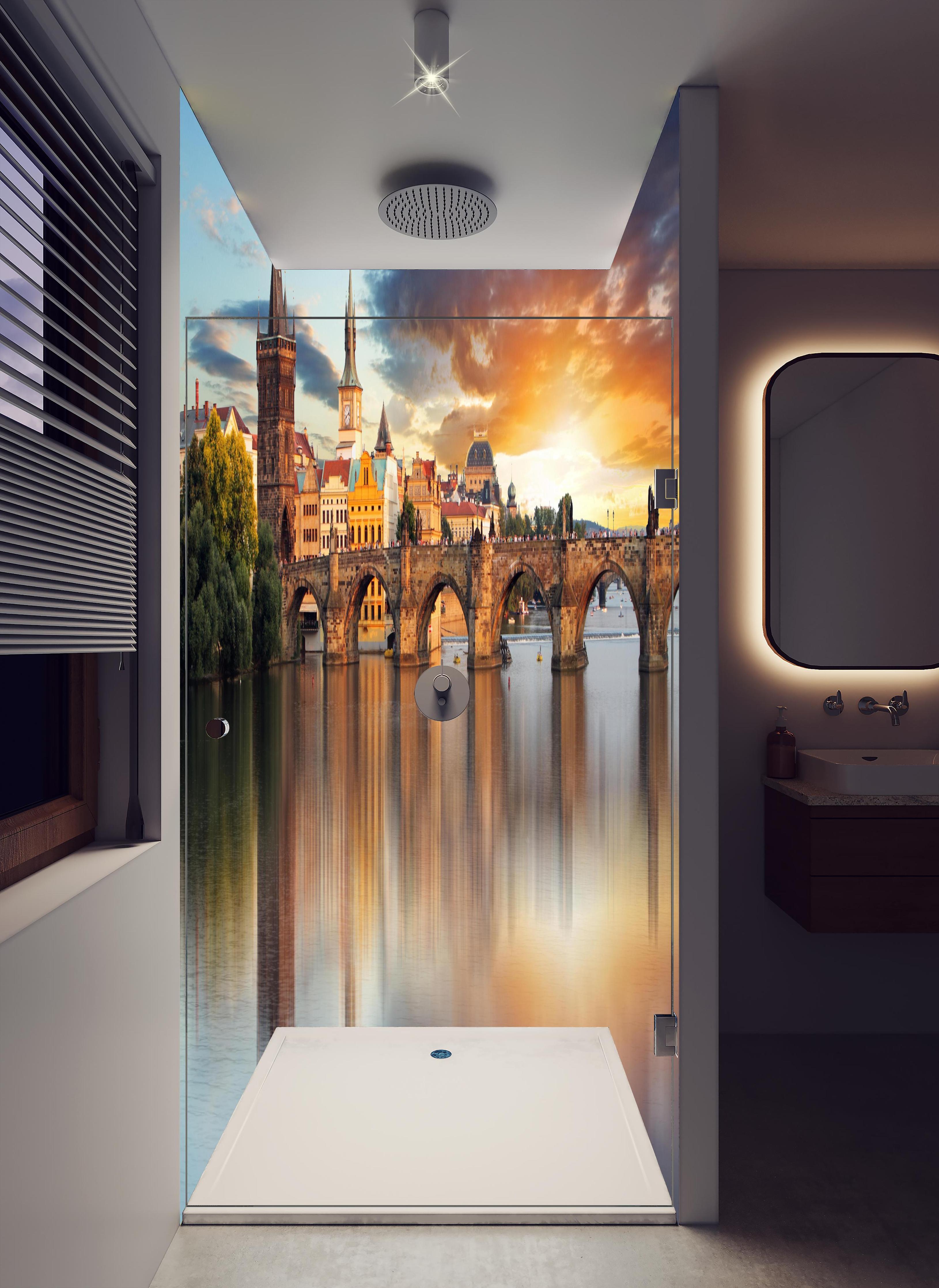 Duschrückwand - Karlsbrücke in Prag bei Sonnenuntergang in hellem Badezimmer mit Regenduschkopf - zweiteilige Eck-Duschrückwand