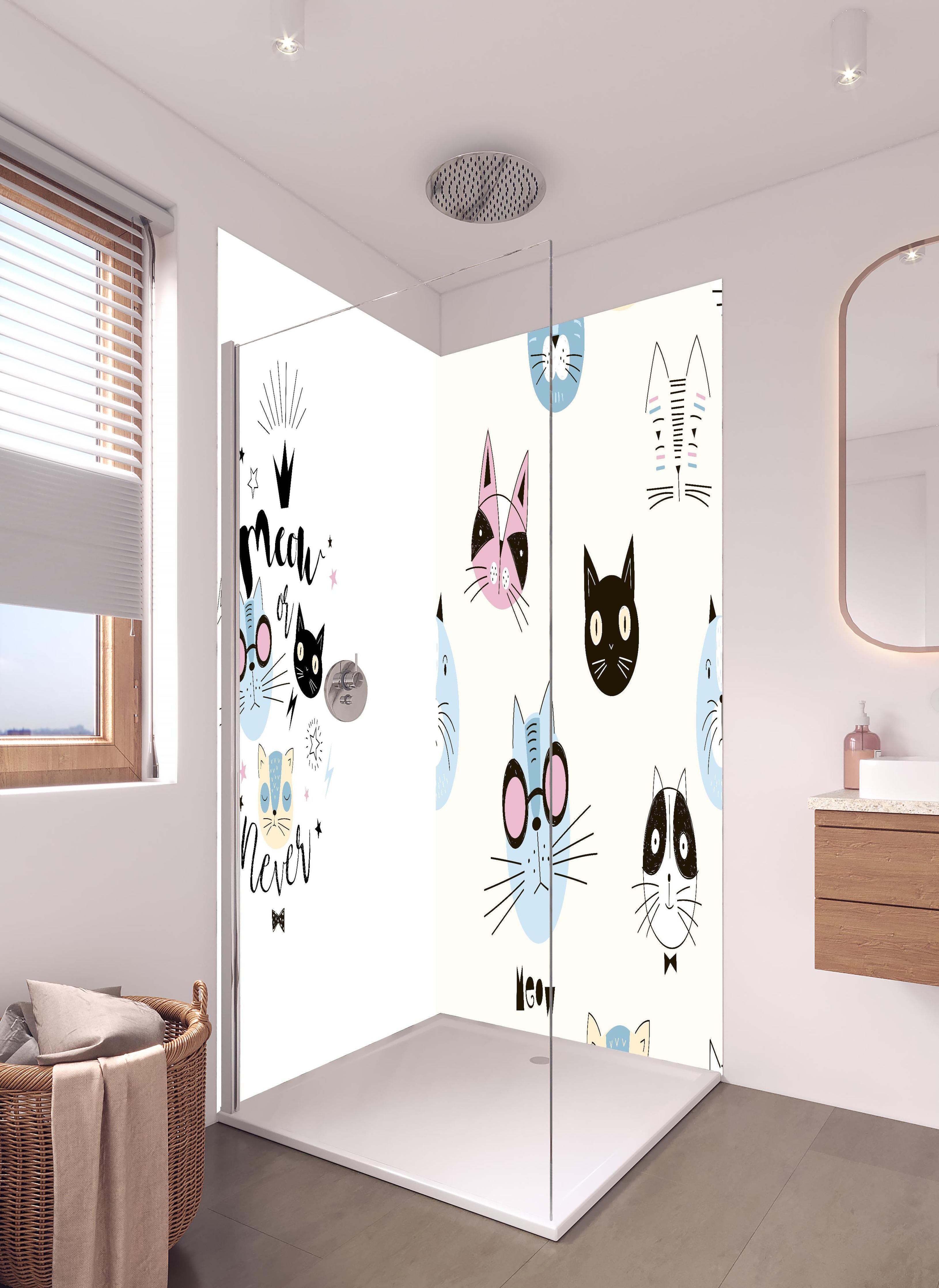 Duschrückwand - Katzen-Gesichter Pyjama-Set Weiß-Creme in hellem Badezimmer mit Regenduschkopf - zweiteilige Eck-Duschrückwand
