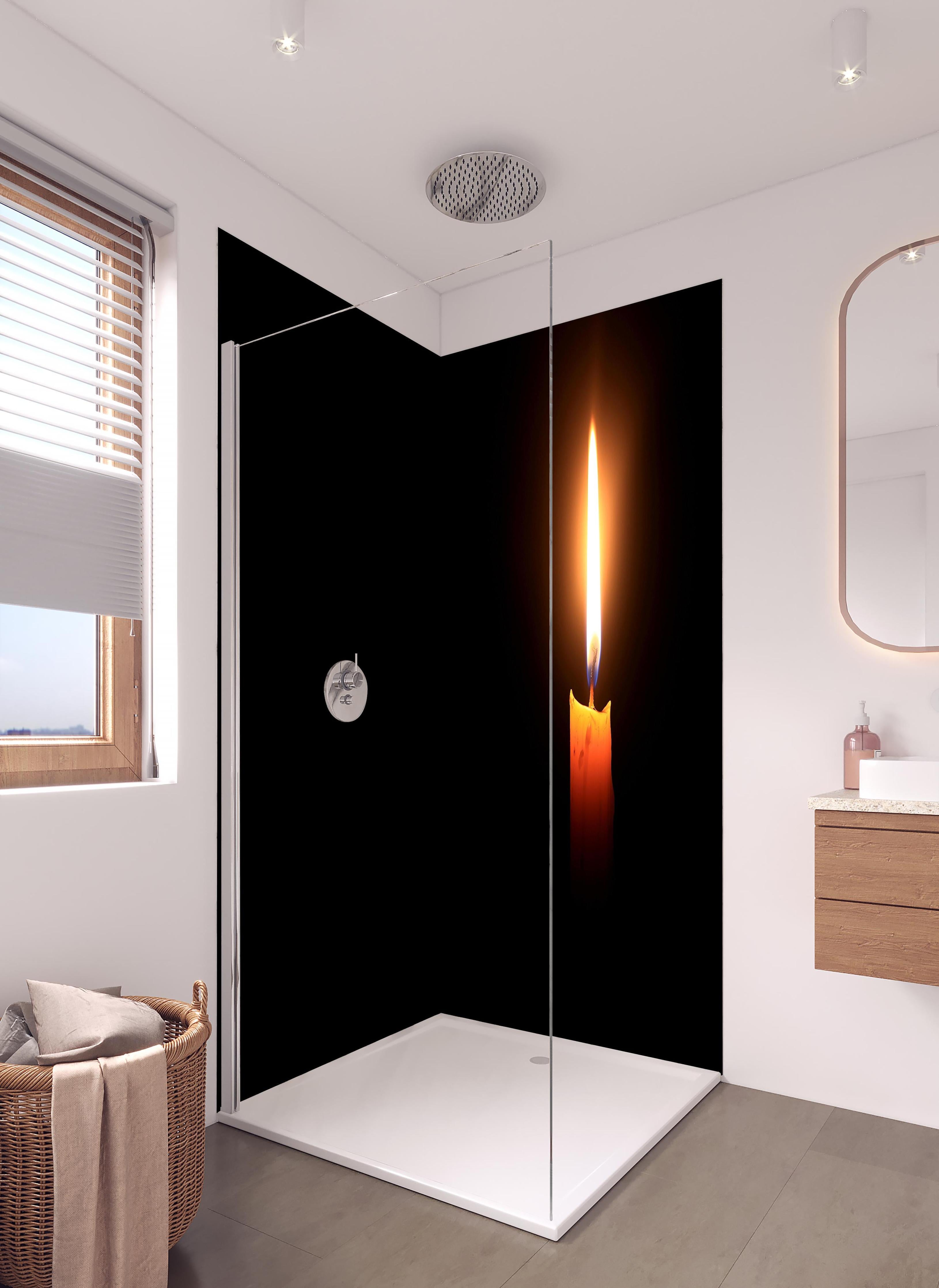 Duschrückwand - Kerzenlicht im Dunklen in hellem Badezimmer mit Regenduschkopf - zweiteilige Eck-Duschrückwand