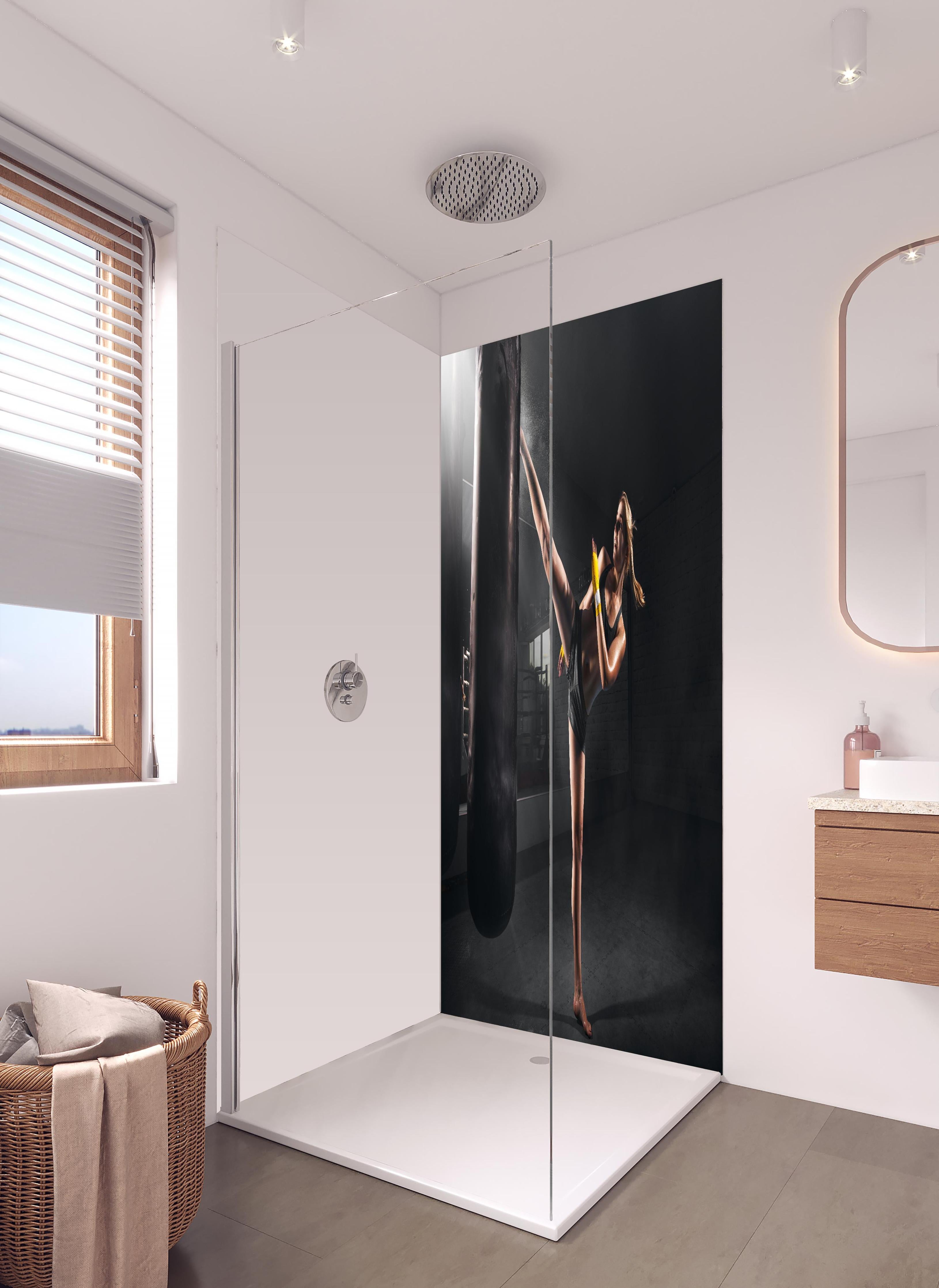 Duschrückwand - Kickboxen Sport in hellem Badezimmer mit Regenduschkopf - zweiteilige Eck-Duschrückwand