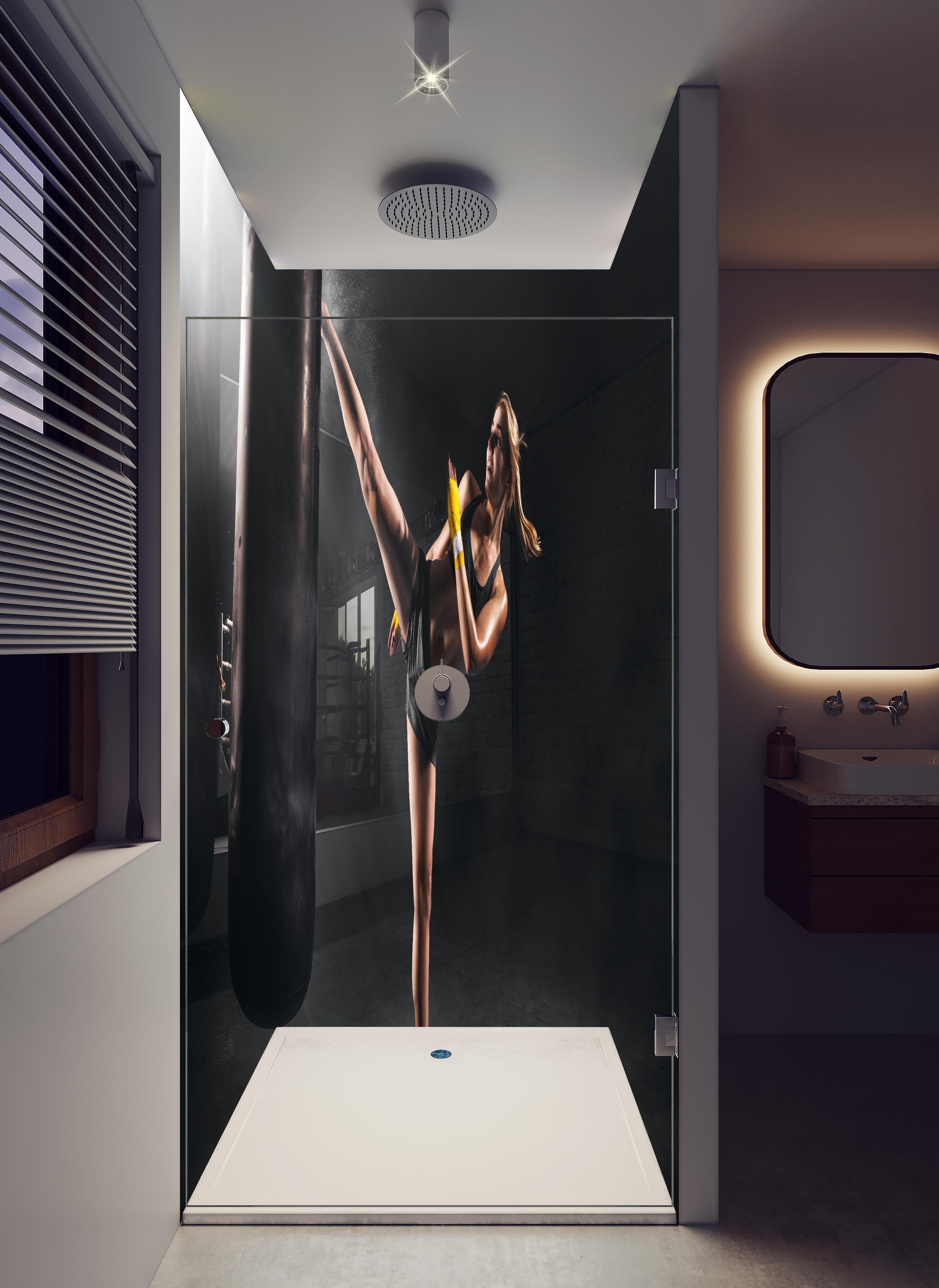 Duschrückwand - Kickboxen Sport in hellem Badezimmer mit Regenduschkopf - zweiteilige Eck-Duschrückwand