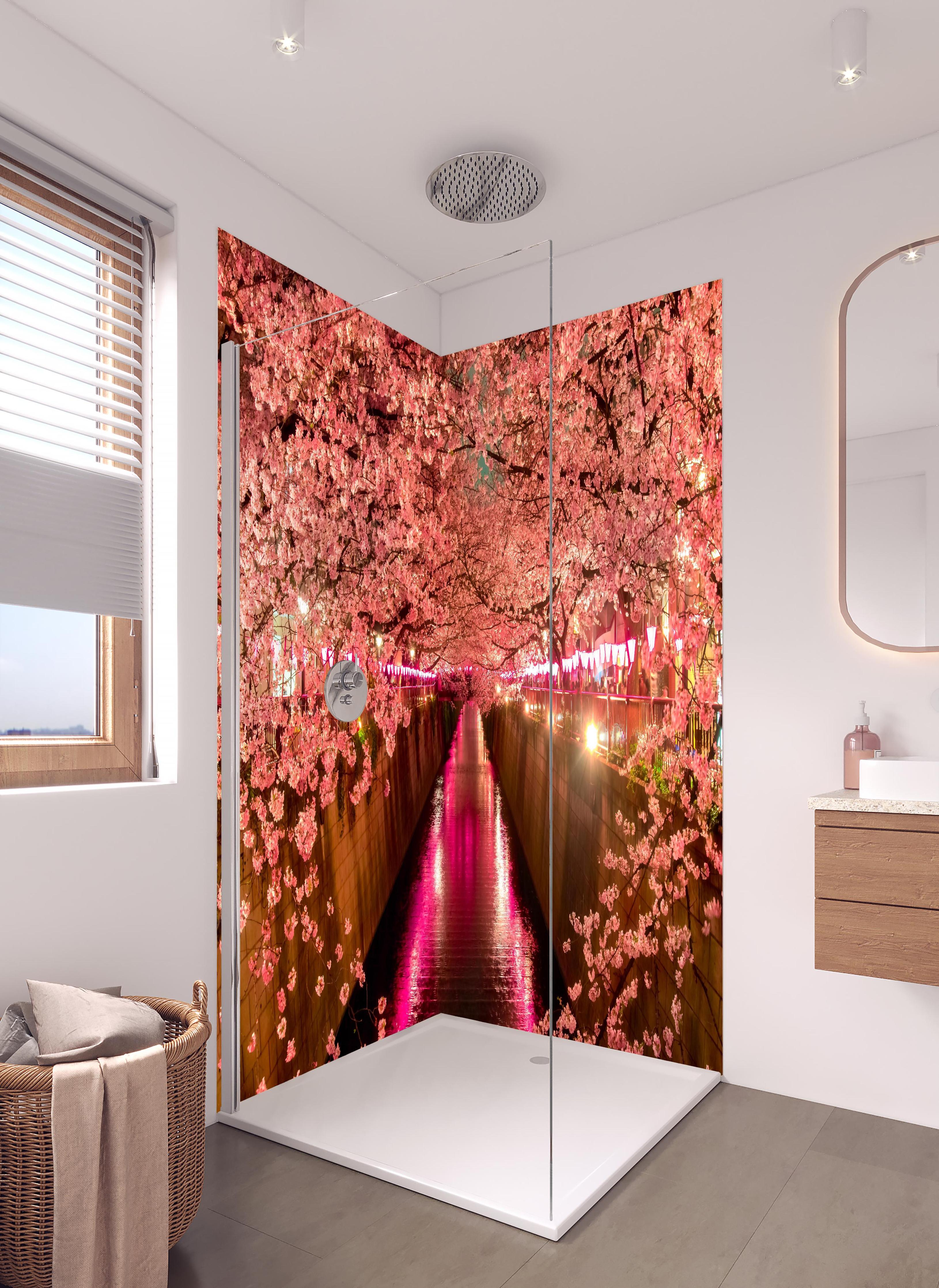 Duschrückwand - Kirschblüten bei Nacht in Tokio in hellem Badezimmer mit Regenduschkopf - zweiteilige Eck-Duschrückwand