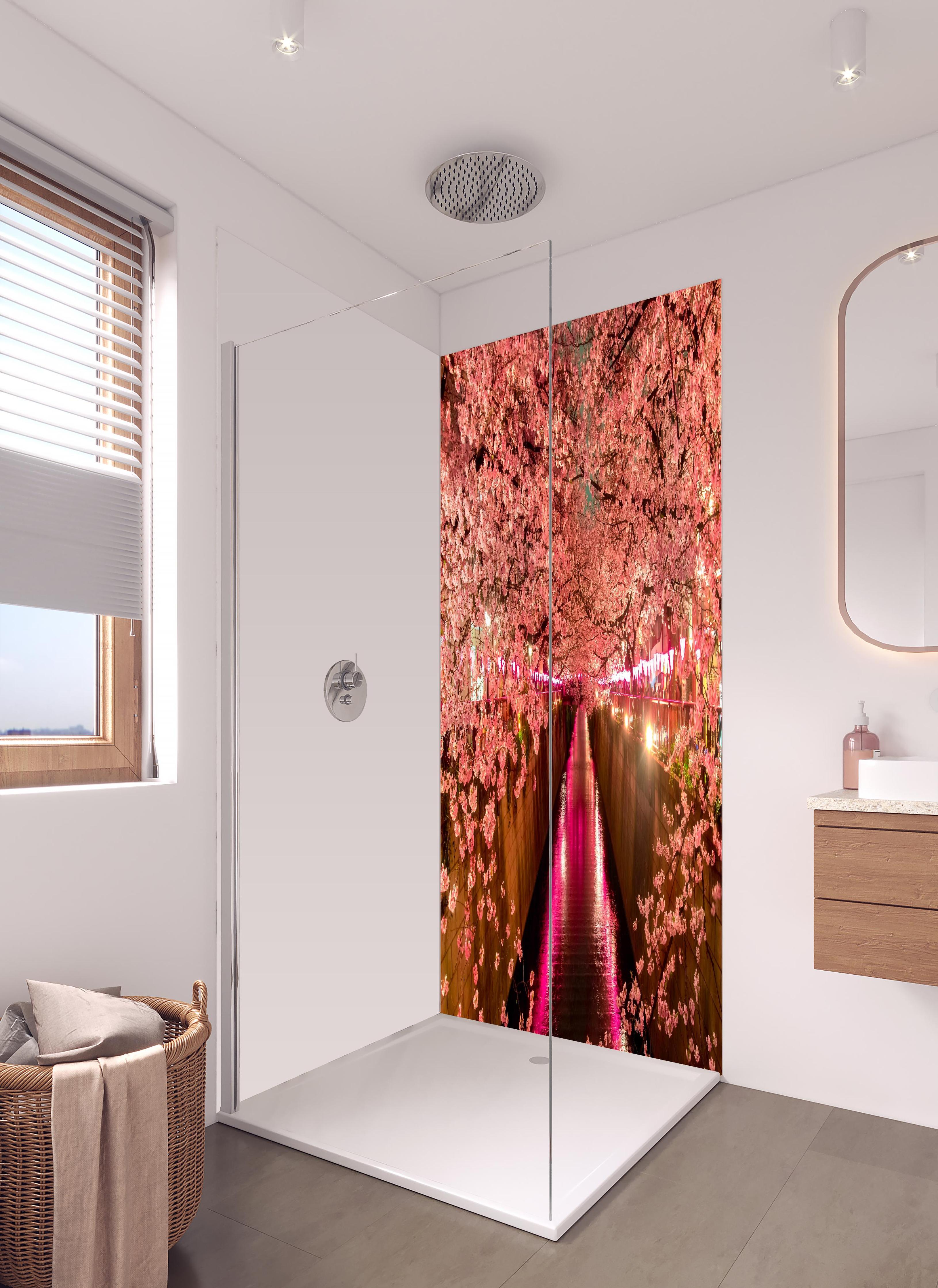 Duschrückwand - Kirschblüten bei Nacht in Tokio in hellem Badezimmer mit Regenduschkopf - zweiteilige Eck-Duschrückwand