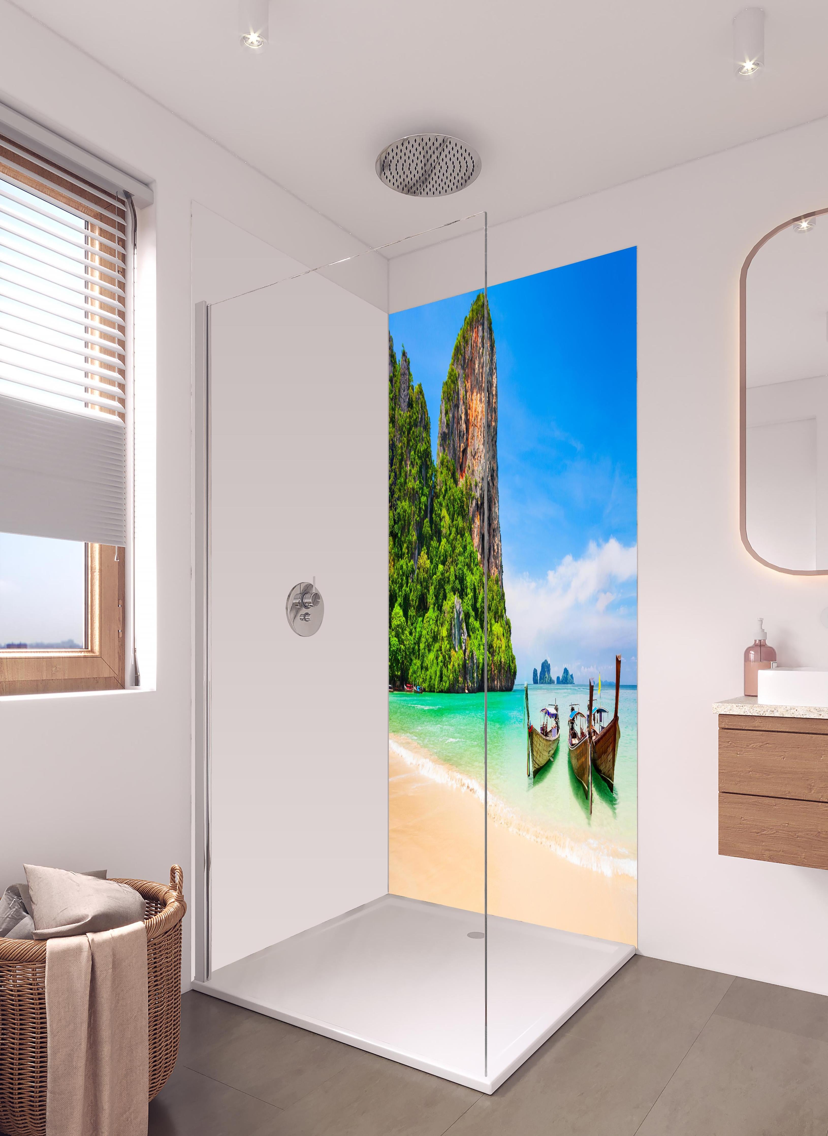 Duschrückwand - Klarwasserstrand in Thailand in hellem Badezimmer mit Regenduschkopf - zweiteilige Eck-Duschrückwand