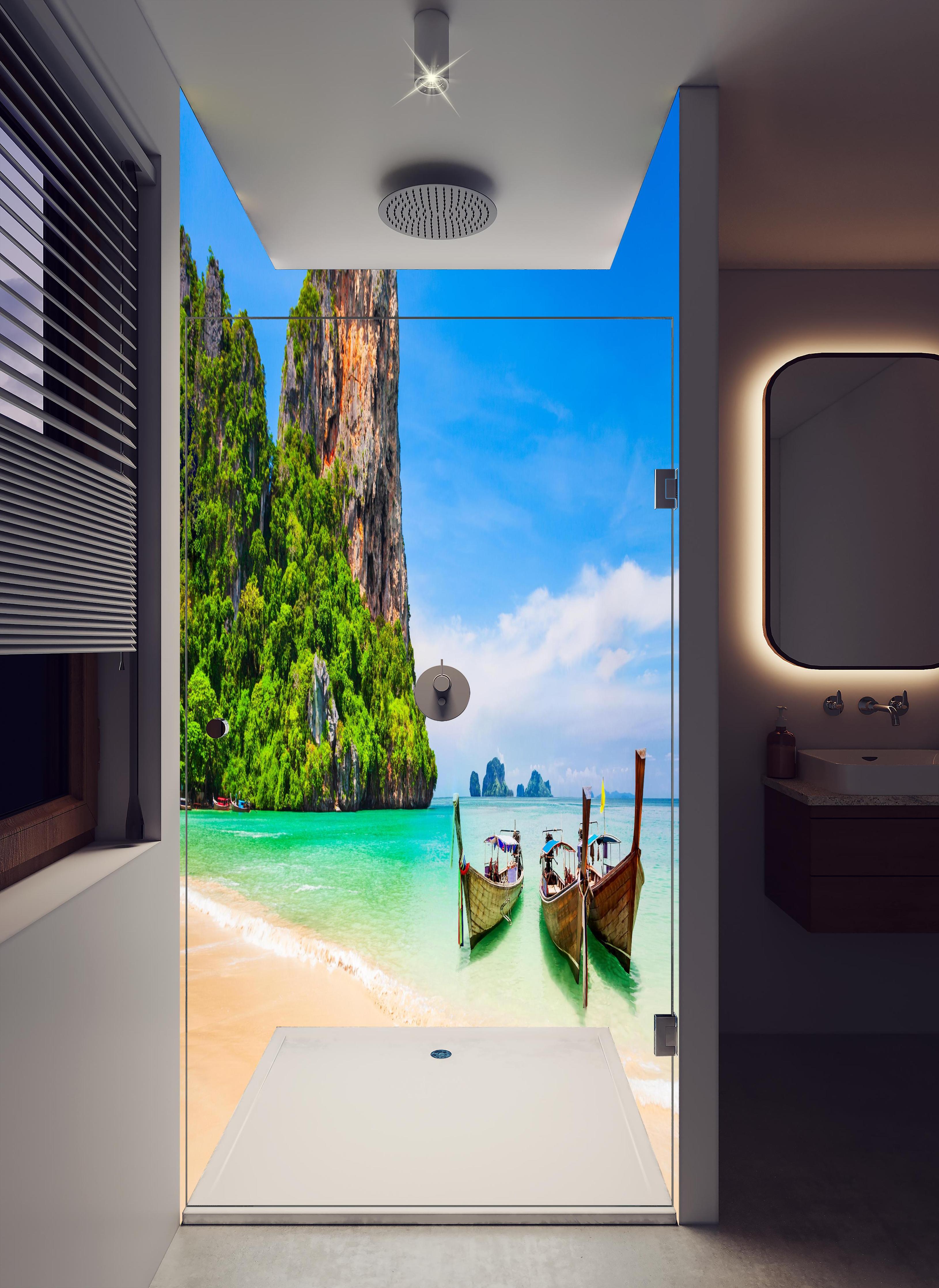 Duschrückwand - Klarwasserstrand in Thailand in hellem Badezimmer mit Regenduschkopf - zweiteilige Eck-Duschrückwand