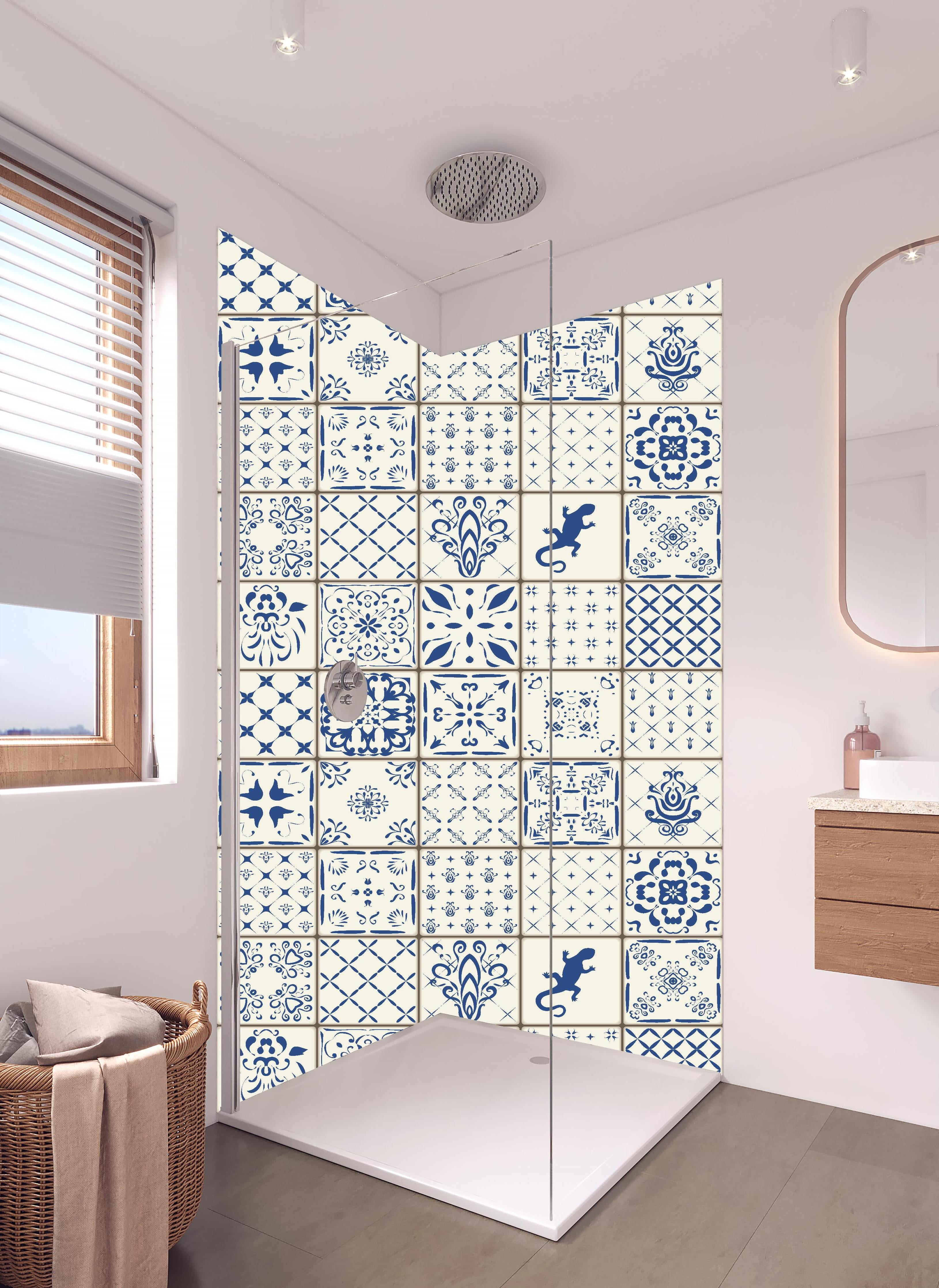 Duschrückwand - Klassische Azulejo Keramikfliesen Design in hellem Badezimmer mit Regenduschkopf - zweiteilige Eck-Duschrückwand