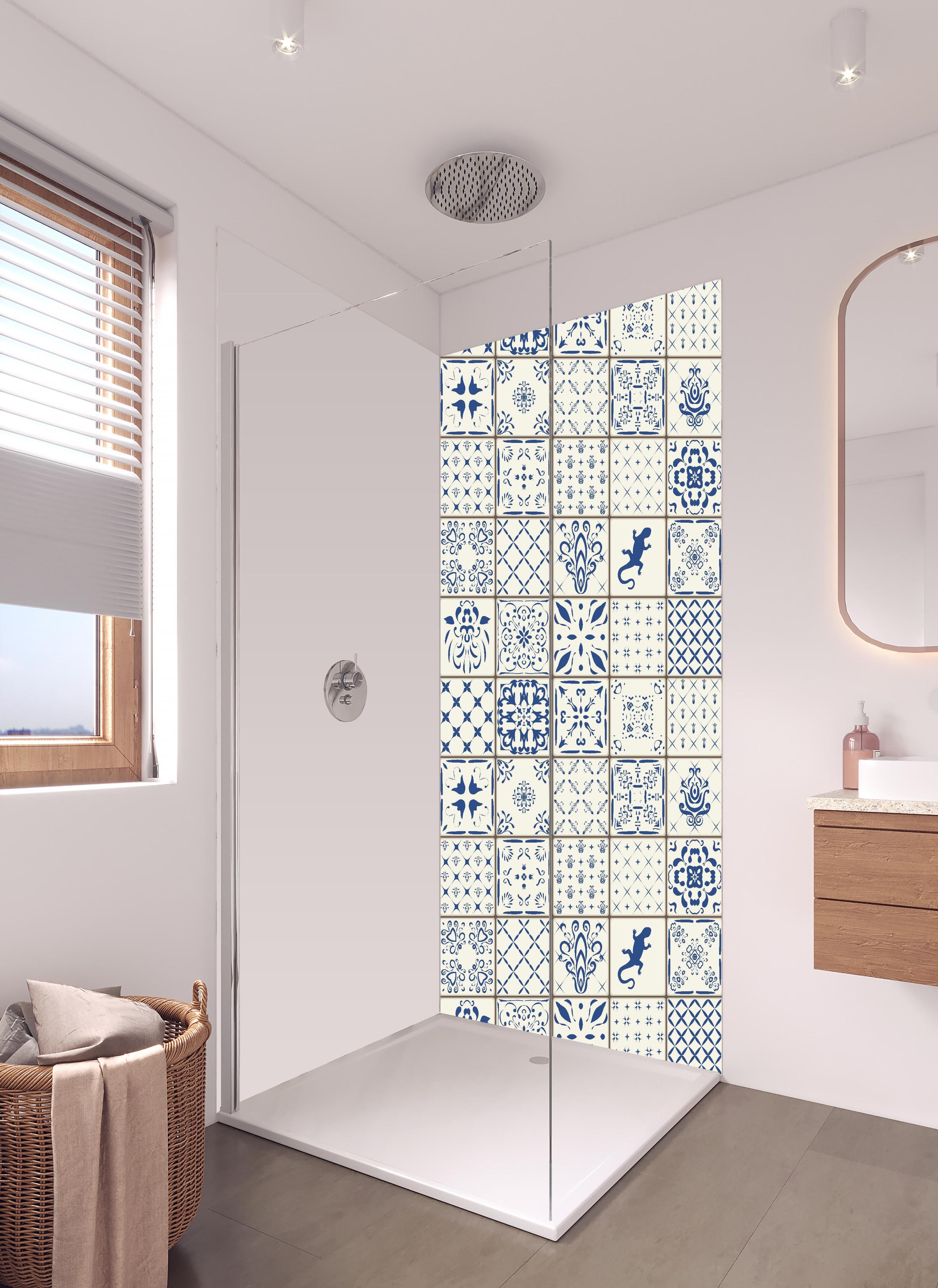 Duschrückwand - Klassische Azulejo Keramikfliesen Design in hellem Badezimmer mit Regenduschkopf - zweiteilige Eck-Duschrückwand