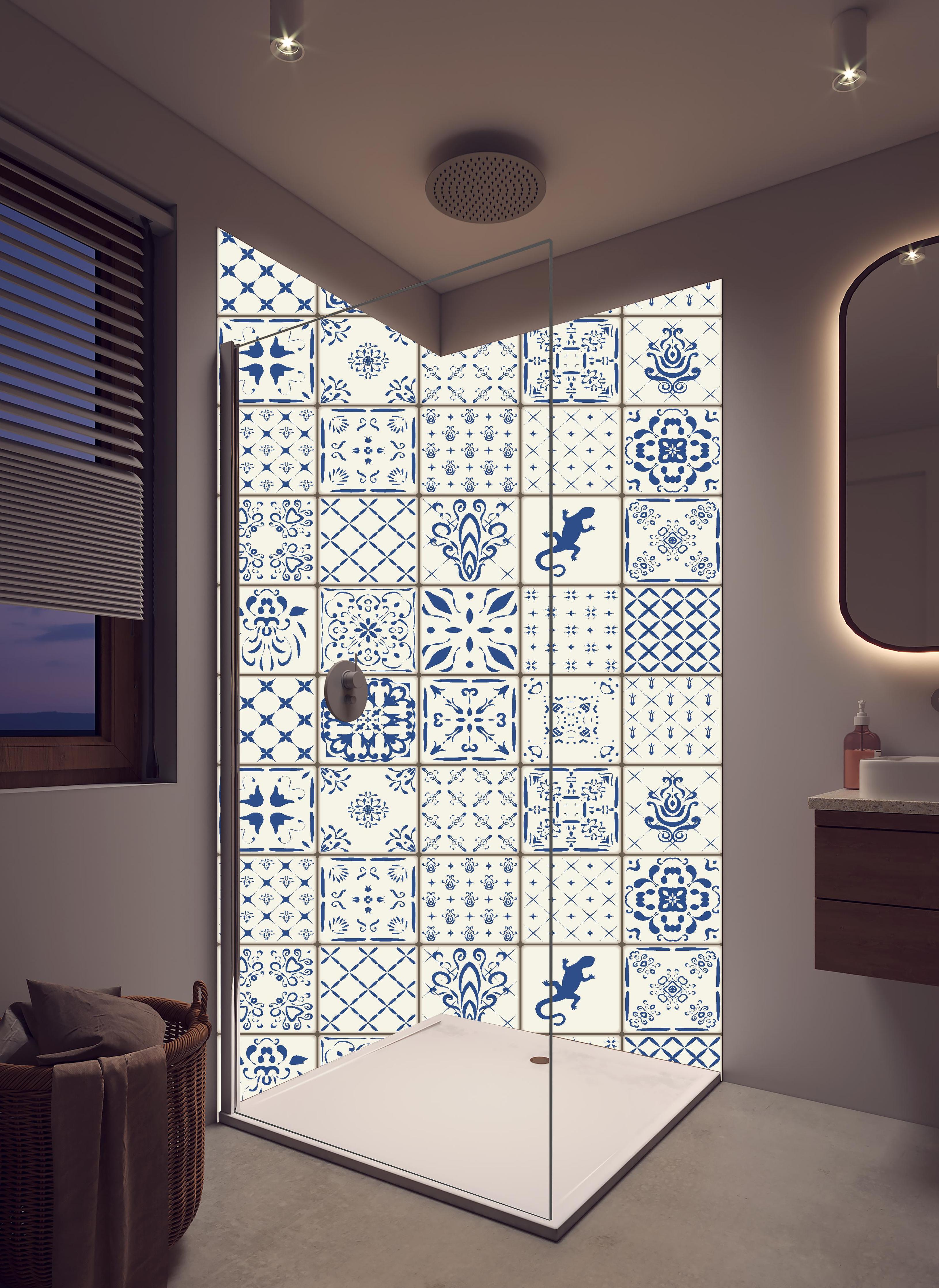 Duschrückwand - Klassische Azulejo Keramikfliesen Design in hellem Badezimmer mit Regenduschkopf - zweiteilige Eck-Duschrückwand