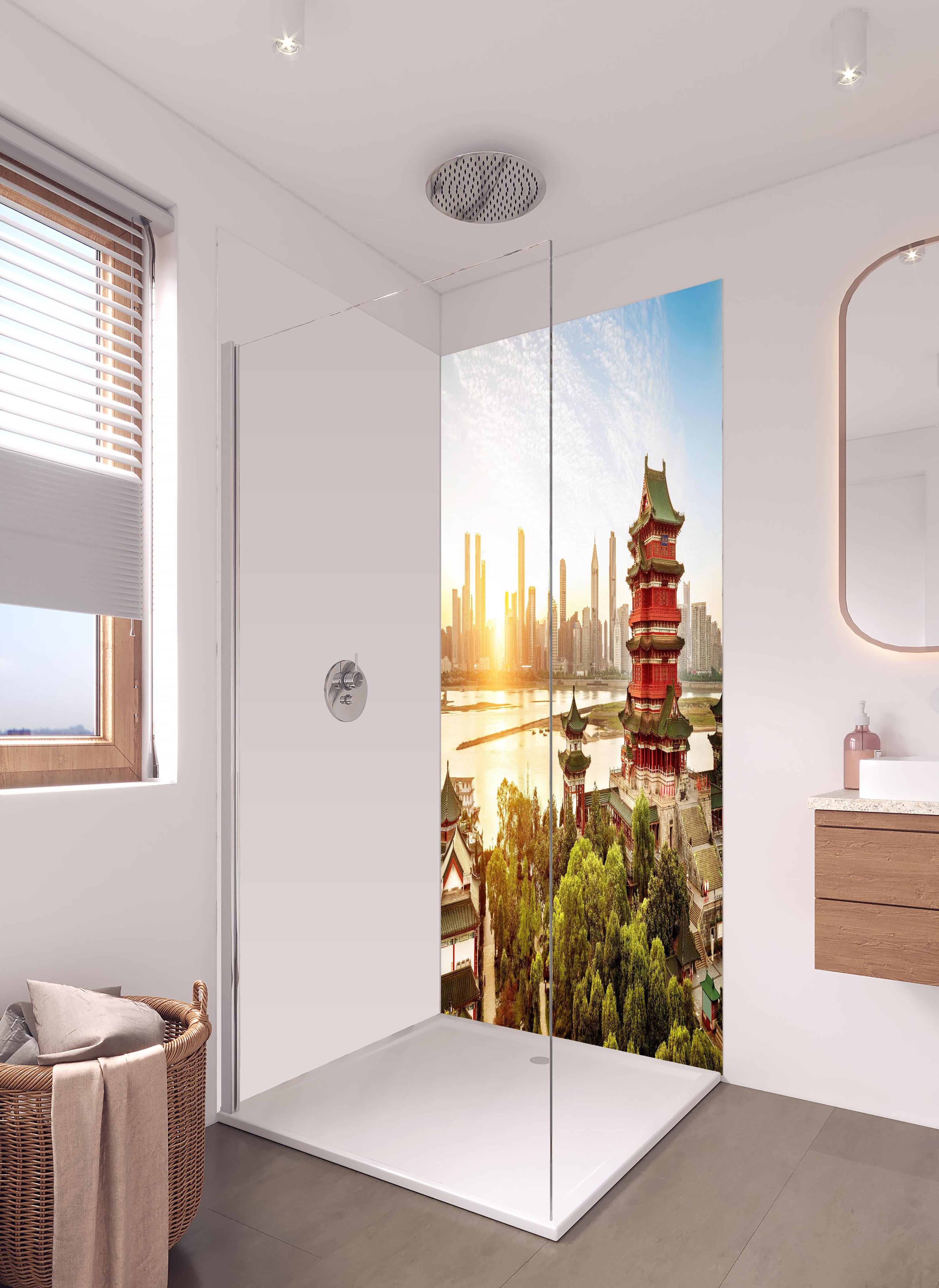 Duschrückwand - Klassische chinesische Architektur in hellem Badezimmer mit Regenduschkopf - zweiteilige Eck-Duschrückwand