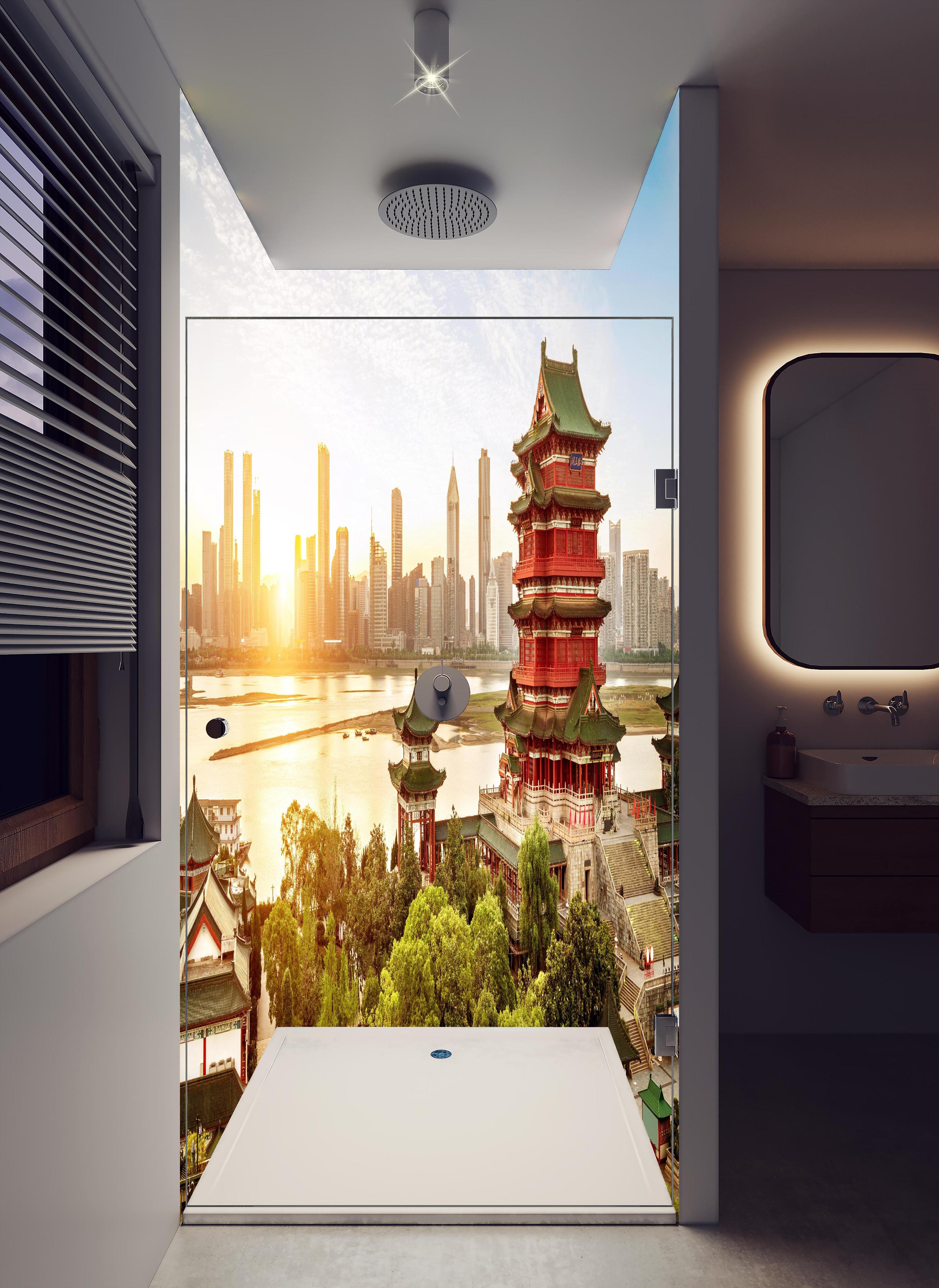 Duschrückwand - Klassische chinesische Architektur in hellem Badezimmer mit Regenduschkopf - zweiteilige Eck-Duschrückwand