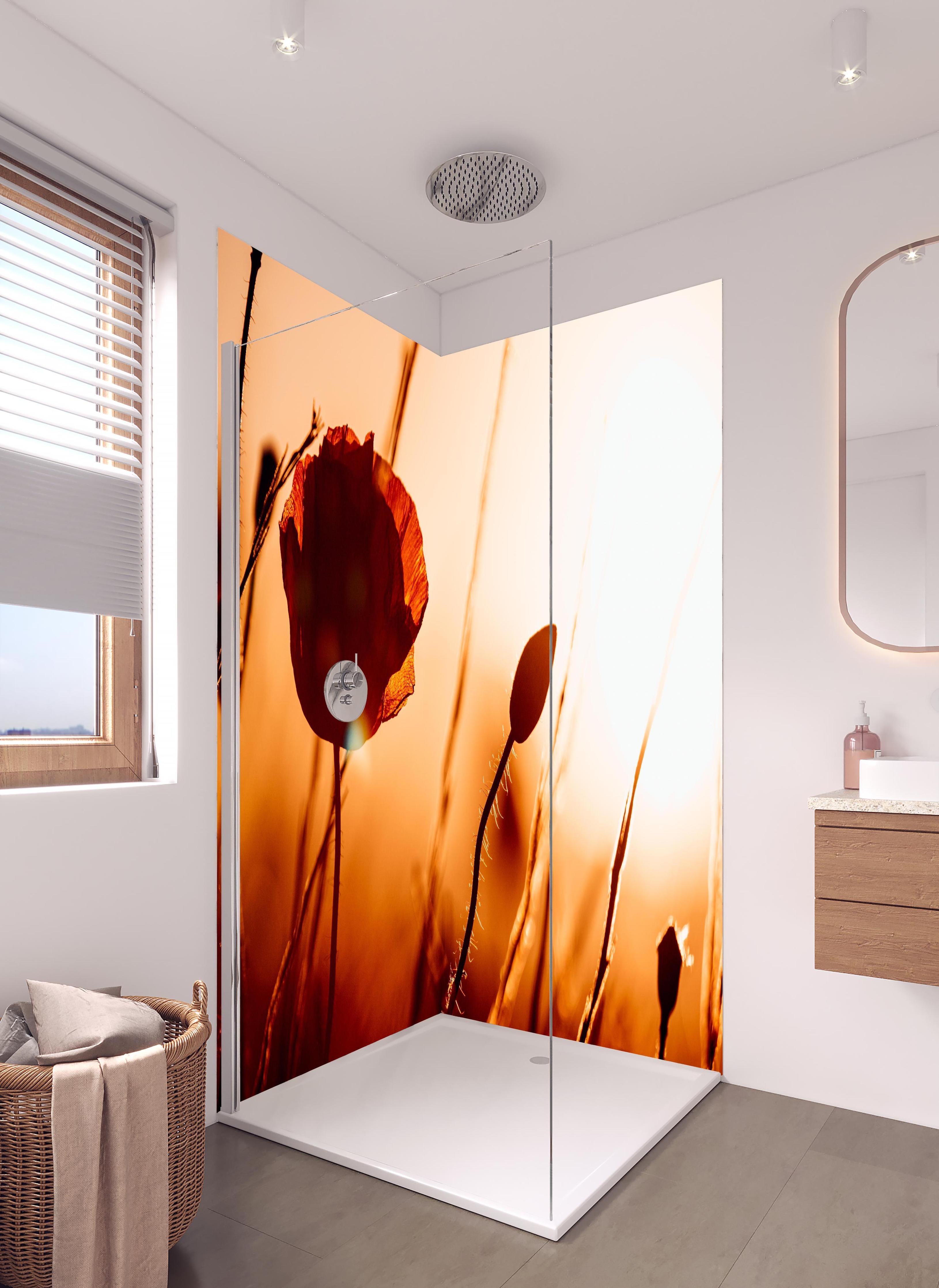 Duschrückwand - Klatschmohn bei Sonnenuntergang in hellem Badezimmer mit Regenduschkopf - zweiteilige Eck-Duschrückwand