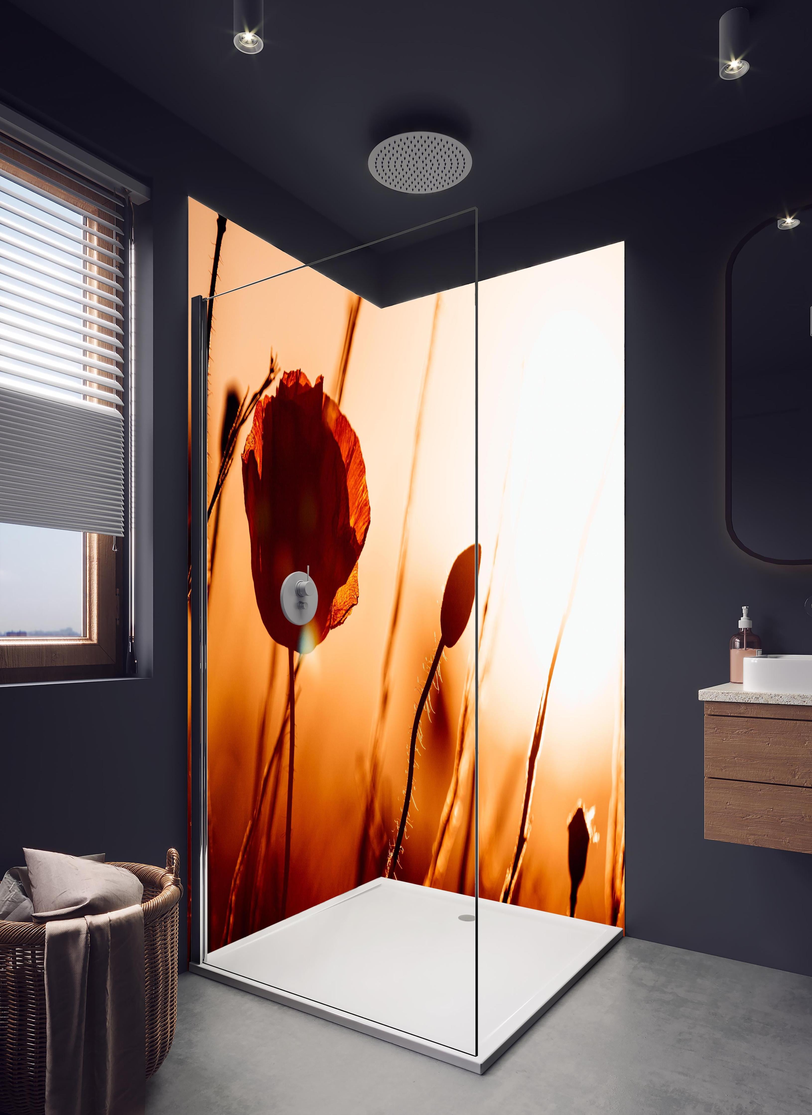 Duschrückwand - Klatschmohn bei Sonnenuntergang in hellem Badezimmer mit Regenduschkopf - zweiteilige Eck-Duschrückwand
