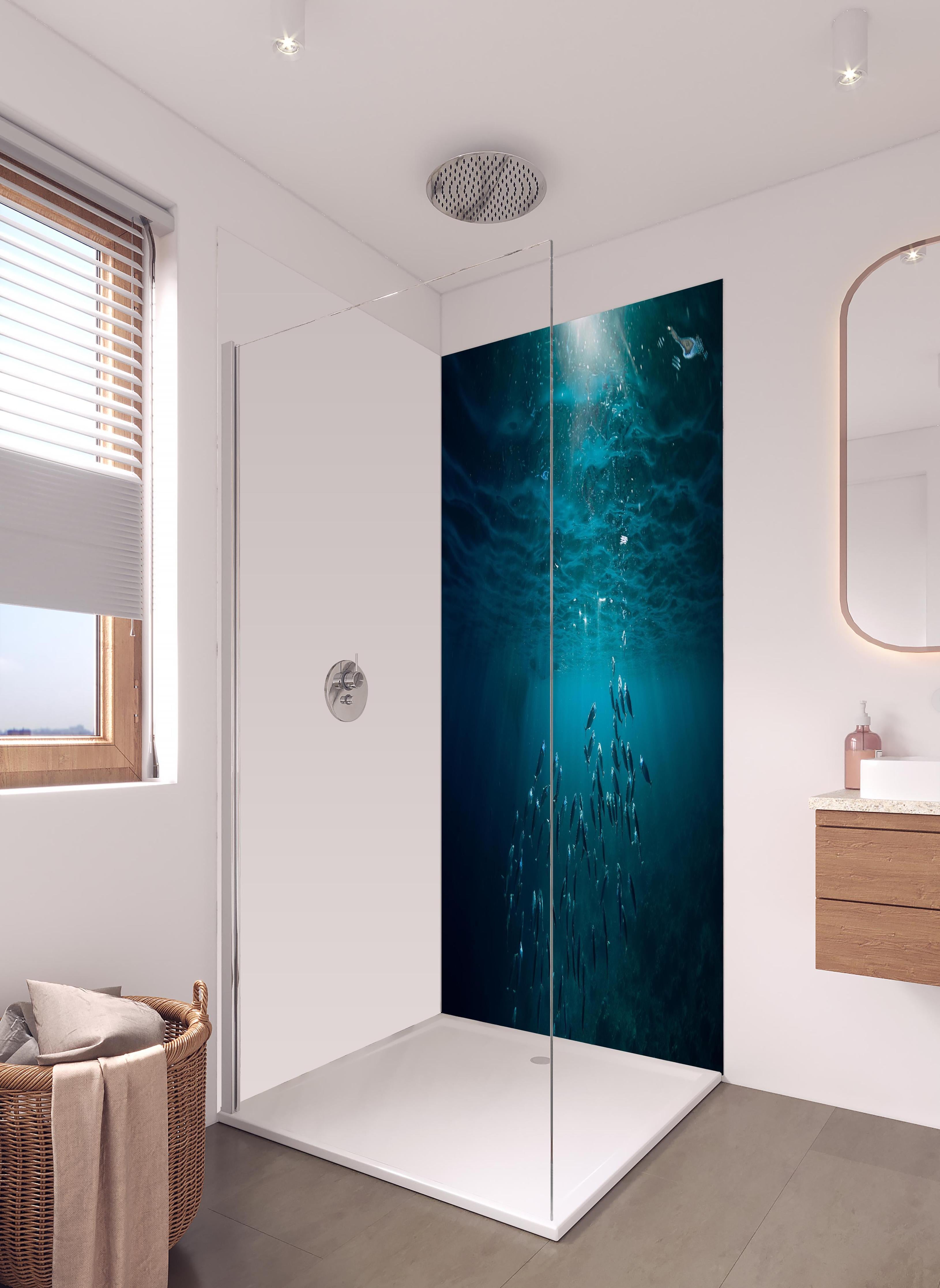 Duschrückwand - Kleiner Fischschwarm Unterwasser in hellem Badezimmer mit Regenduschkopf - zweiteilige Eck-Duschrückwand