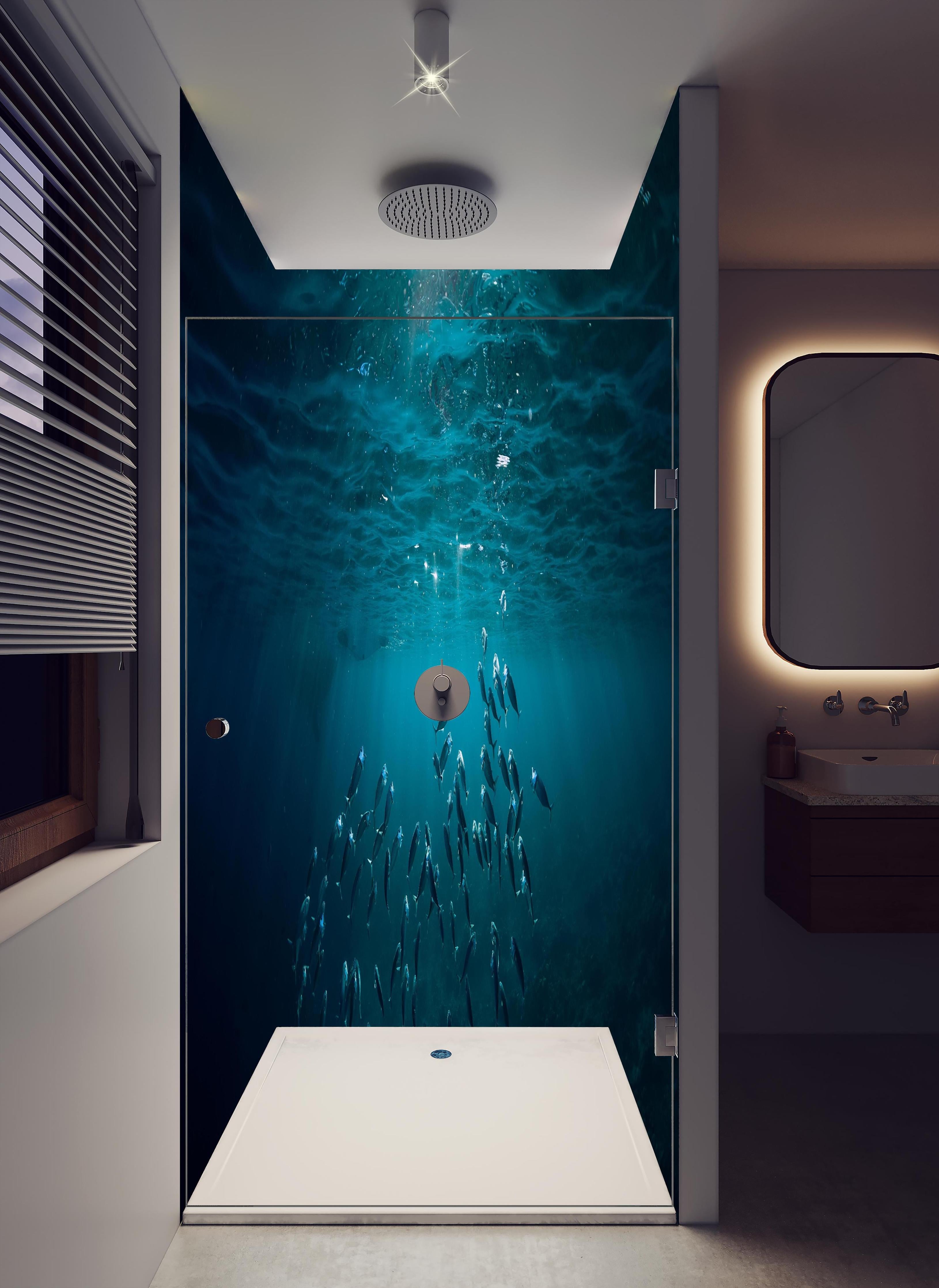 Duschrückwand - Kleiner Fischschwarm Unterwasser in hellem Badezimmer mit Regenduschkopf - zweiteilige Eck-Duschrückwand