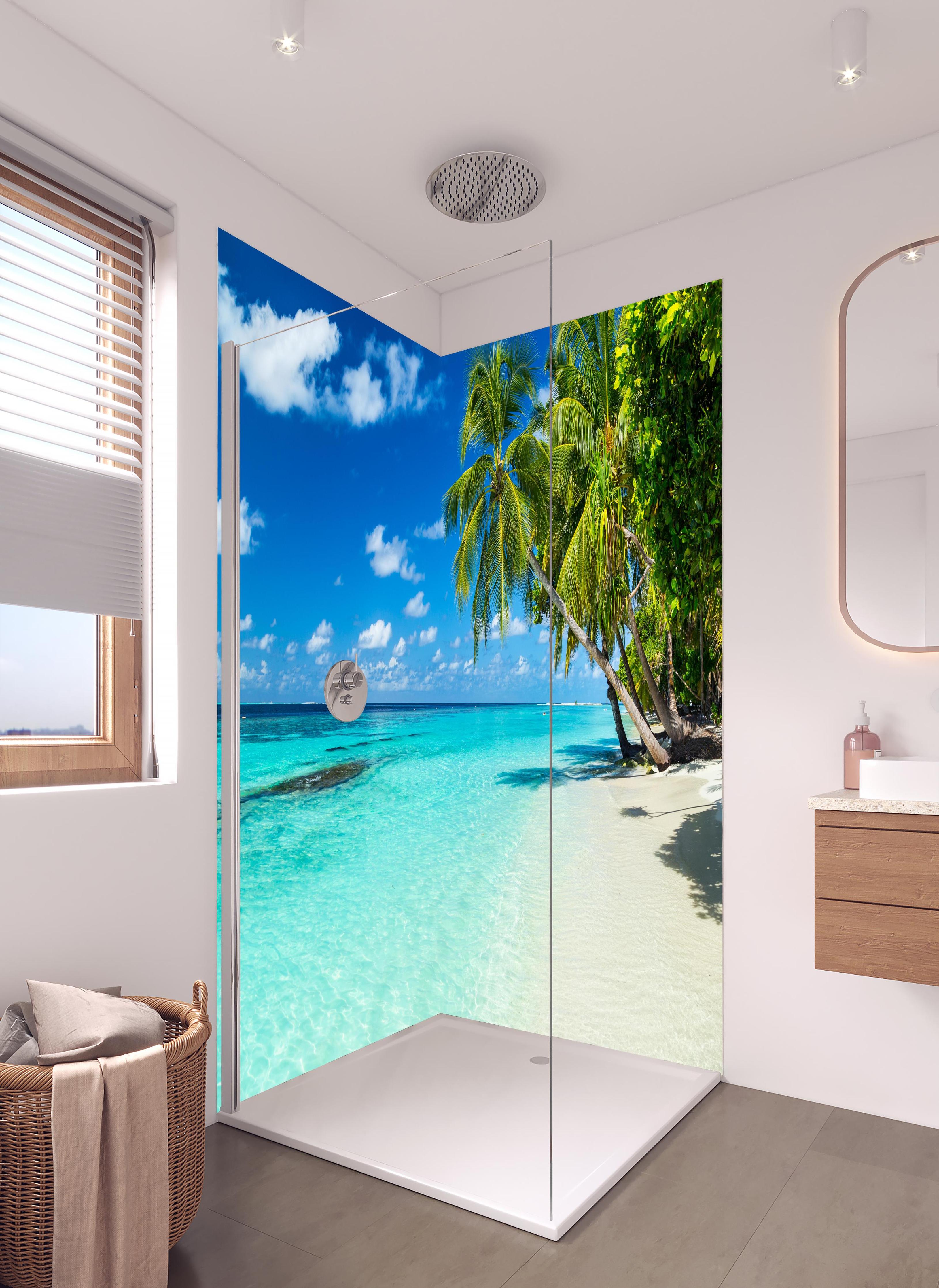 Duschrückwand - Kokospalmen am Strand in der Karibik in hellem Badezimmer mit Regenduschkopf - zweiteilige Eck-Duschrückwand