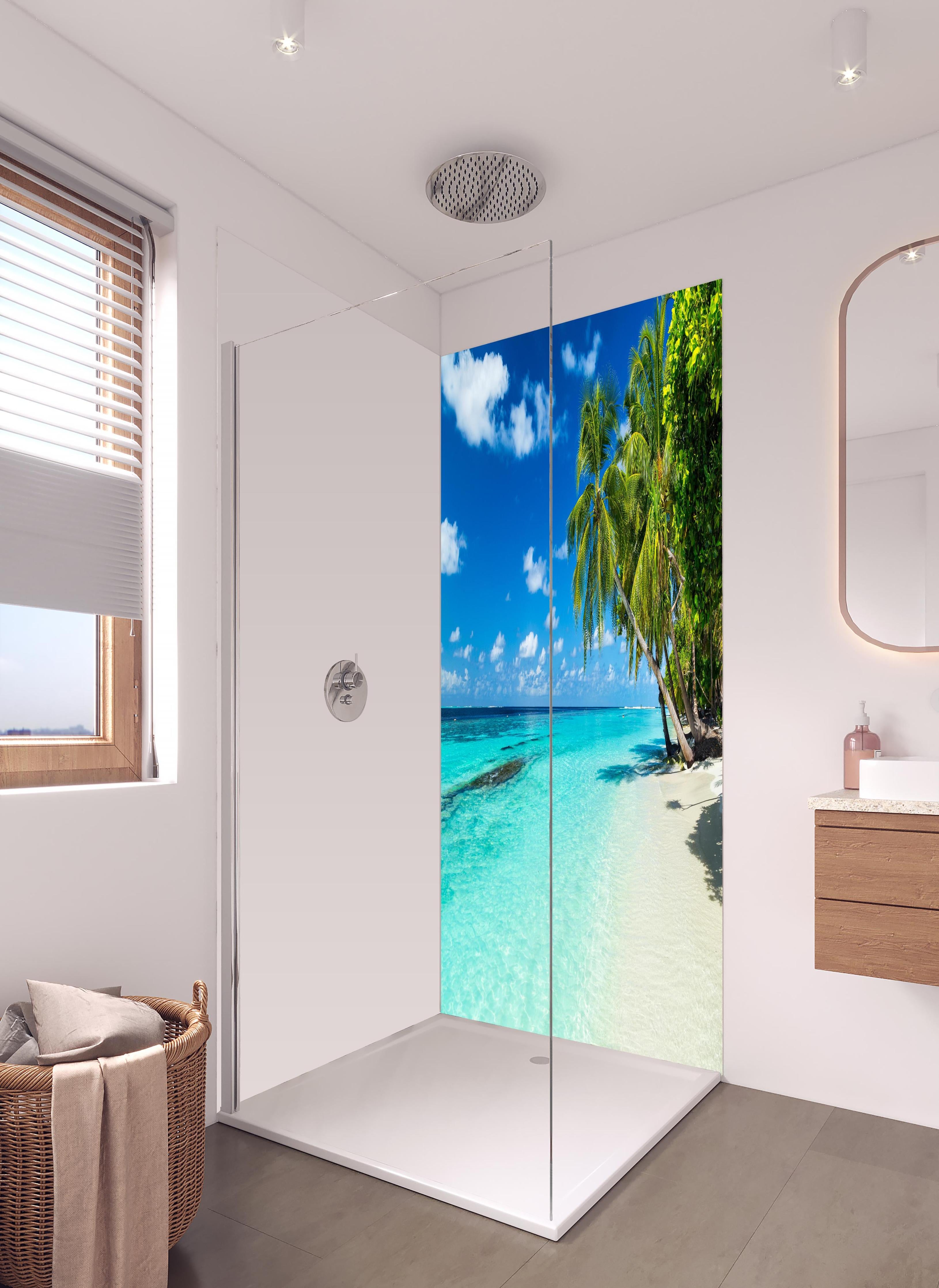 Duschrückwand - Kokospalmen am Strand in der Karibik in hellem Badezimmer mit Regenduschkopf - zweiteilige Eck-Duschrückwand
