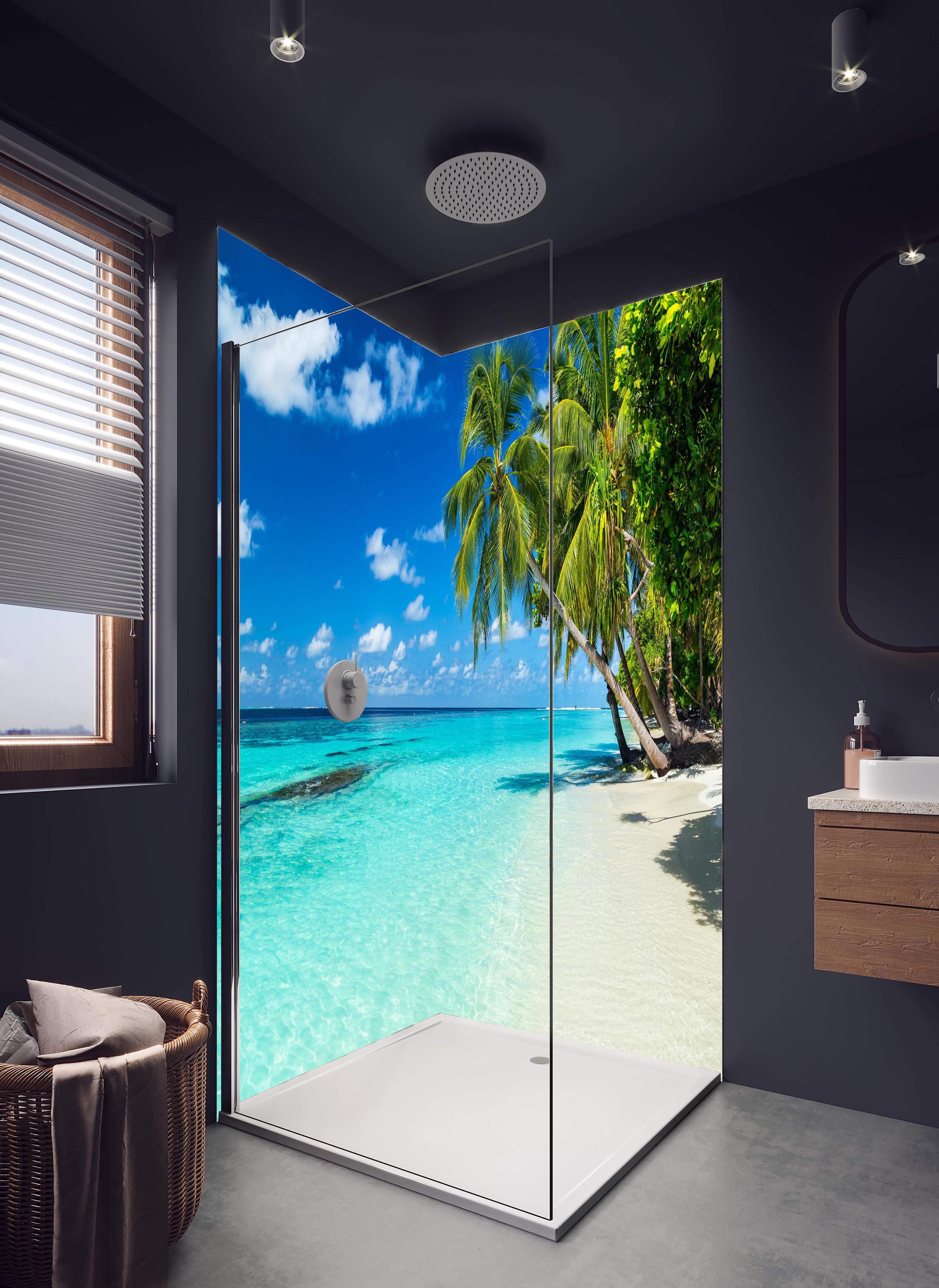 Duschrückwand - Kokospalmen am Strand in der Karibik in hellem Badezimmer mit Regenduschkopf - zweiteilige Eck-Duschrückwand