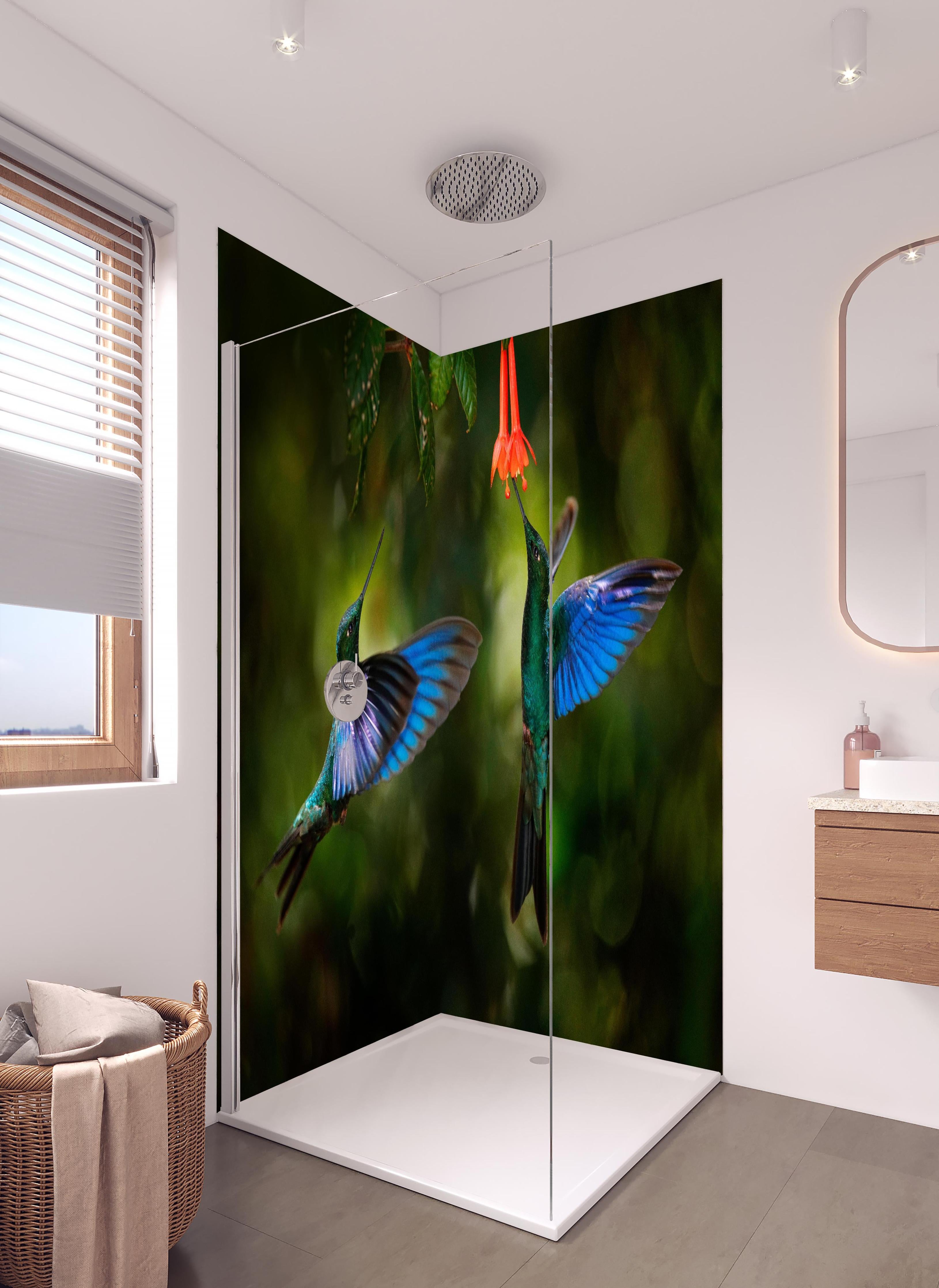 Duschrückwand - Kolibris an der Blüte in hellem Badezimmer mit Regenduschkopf - zweiteilige Eck-Duschrückwand
