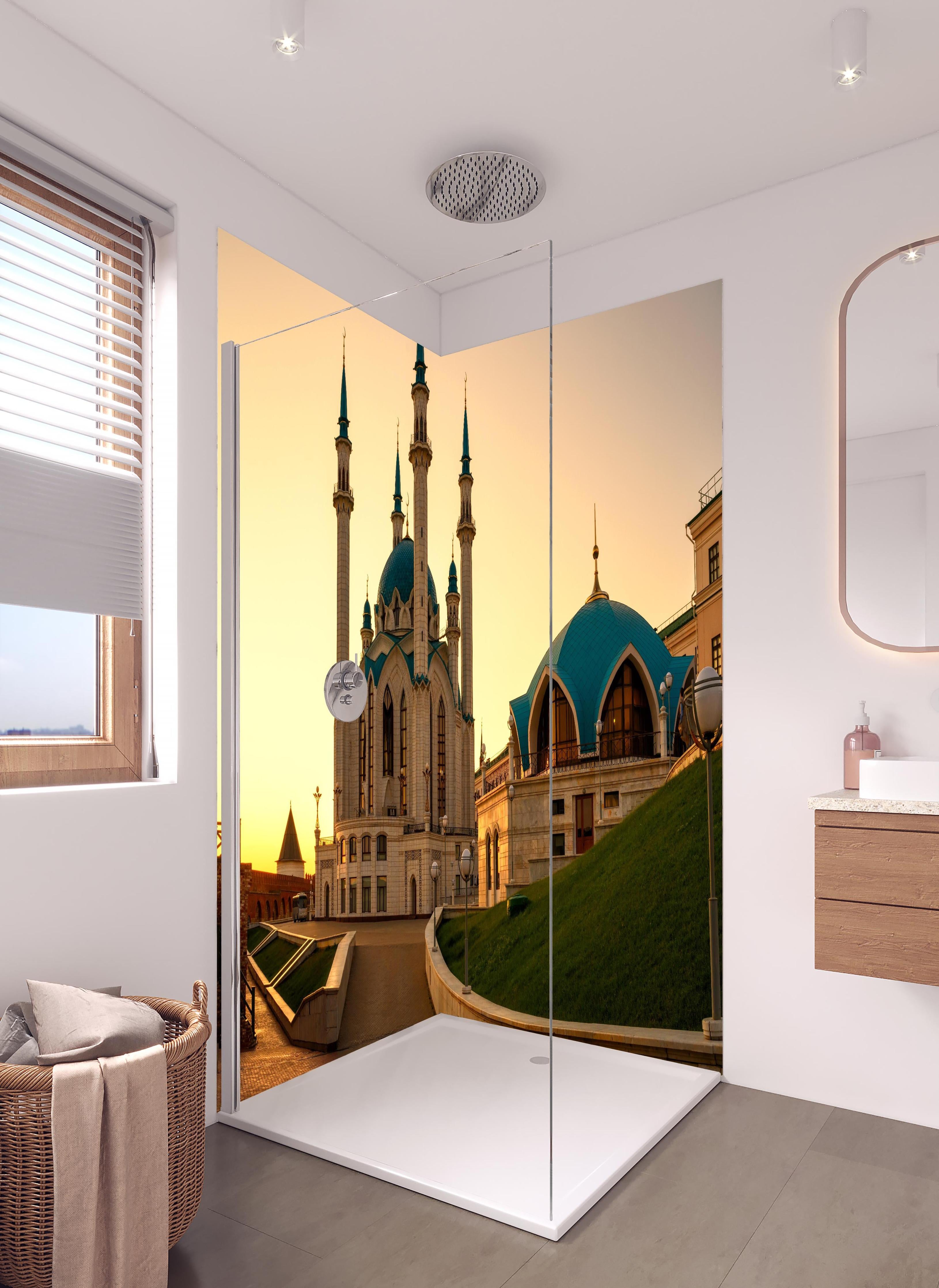Duschrückwand - Kreml von Kasan bei Sonnenuntergang in hellem Badezimmer mit Regenduschkopf - zweiteilige Eck-Duschrückwand