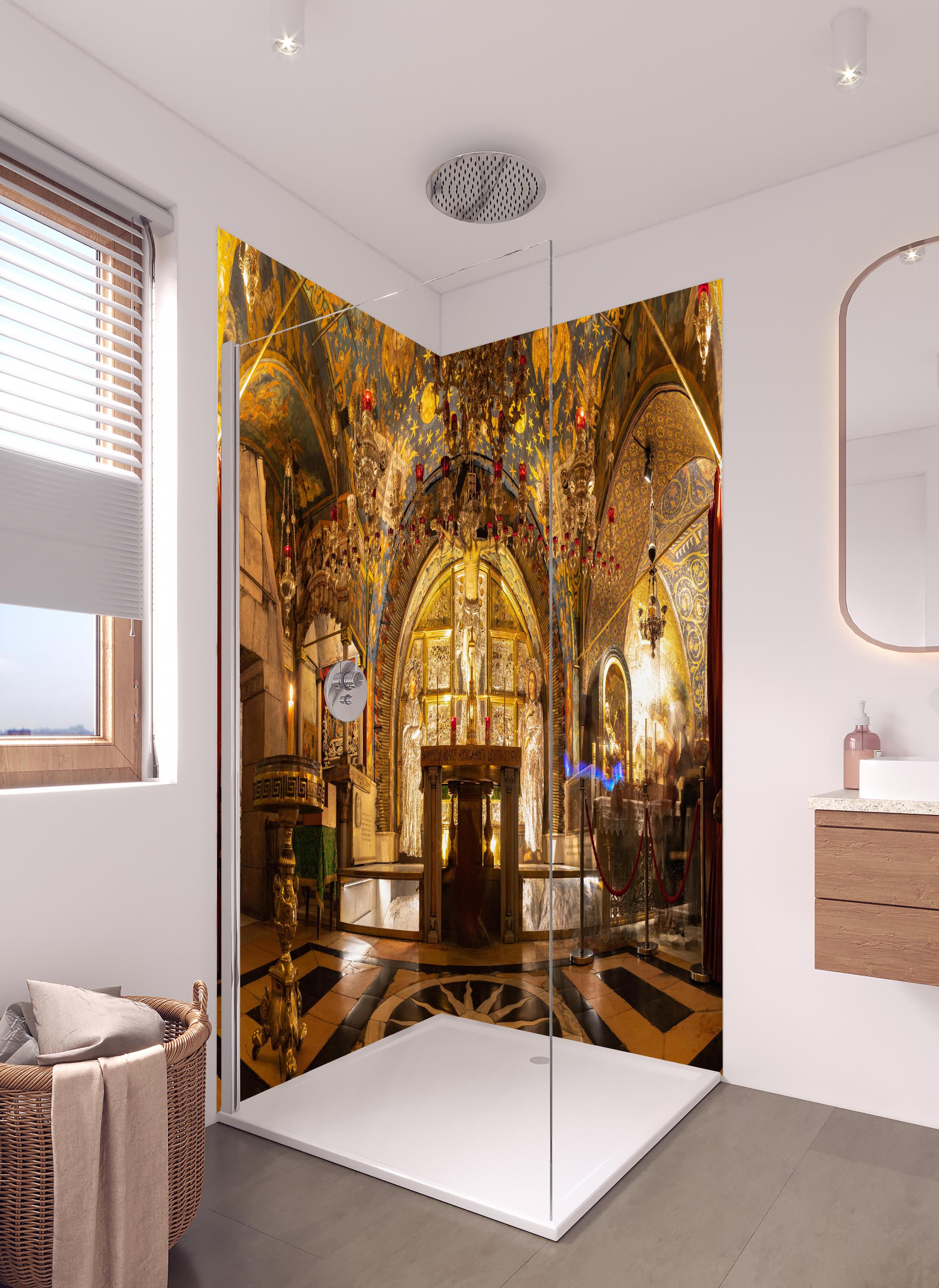 Duschrückwand - Kreuzigungsaltar in hellem Badezimmer mit Regenduschkopf - zweiteilige Eck-Duschrückwand