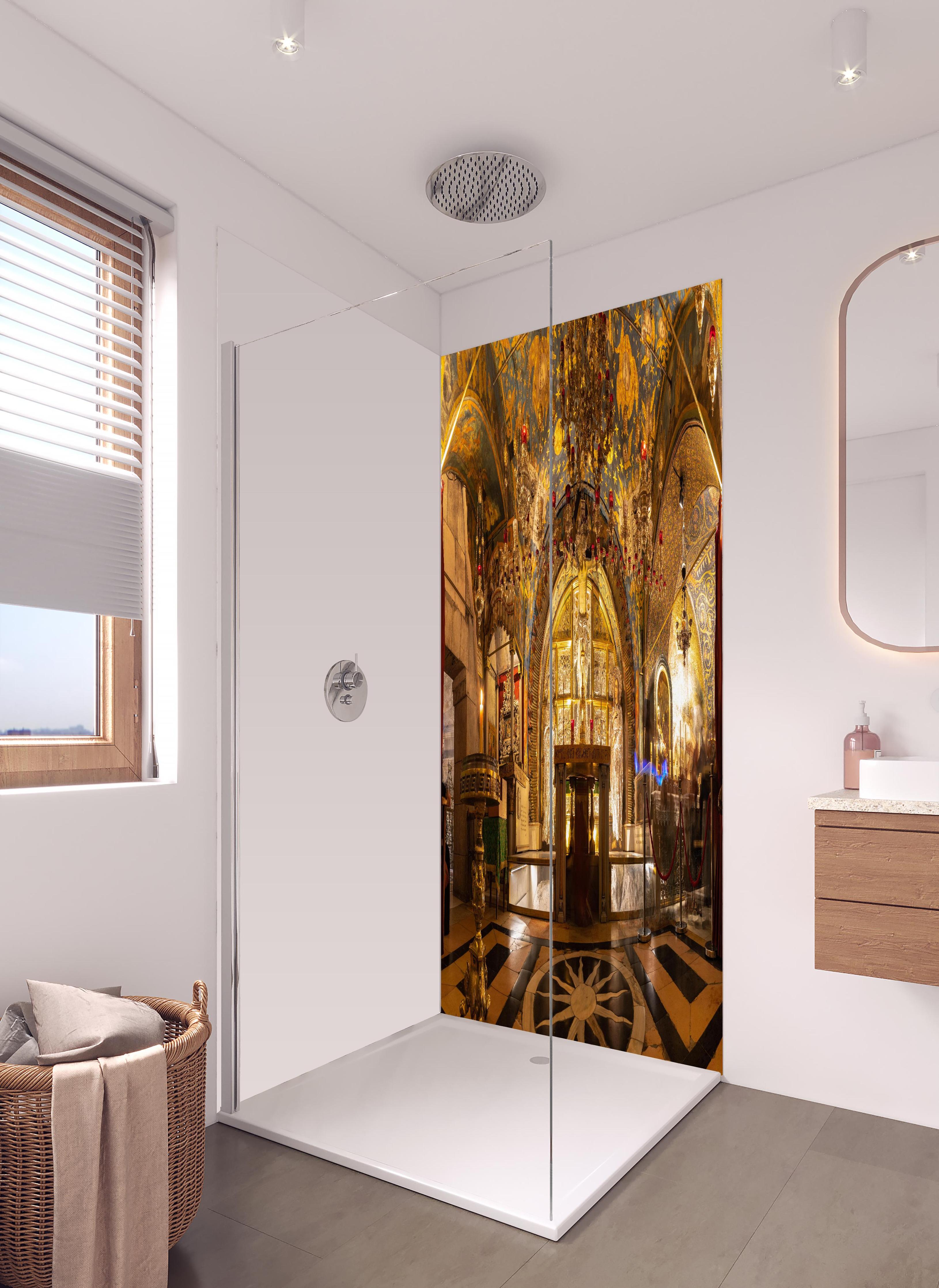 Duschrückwand - Kreuzigungsaltar in hellem Badezimmer mit Regenduschkopf - zweiteilige Eck-Duschrückwand