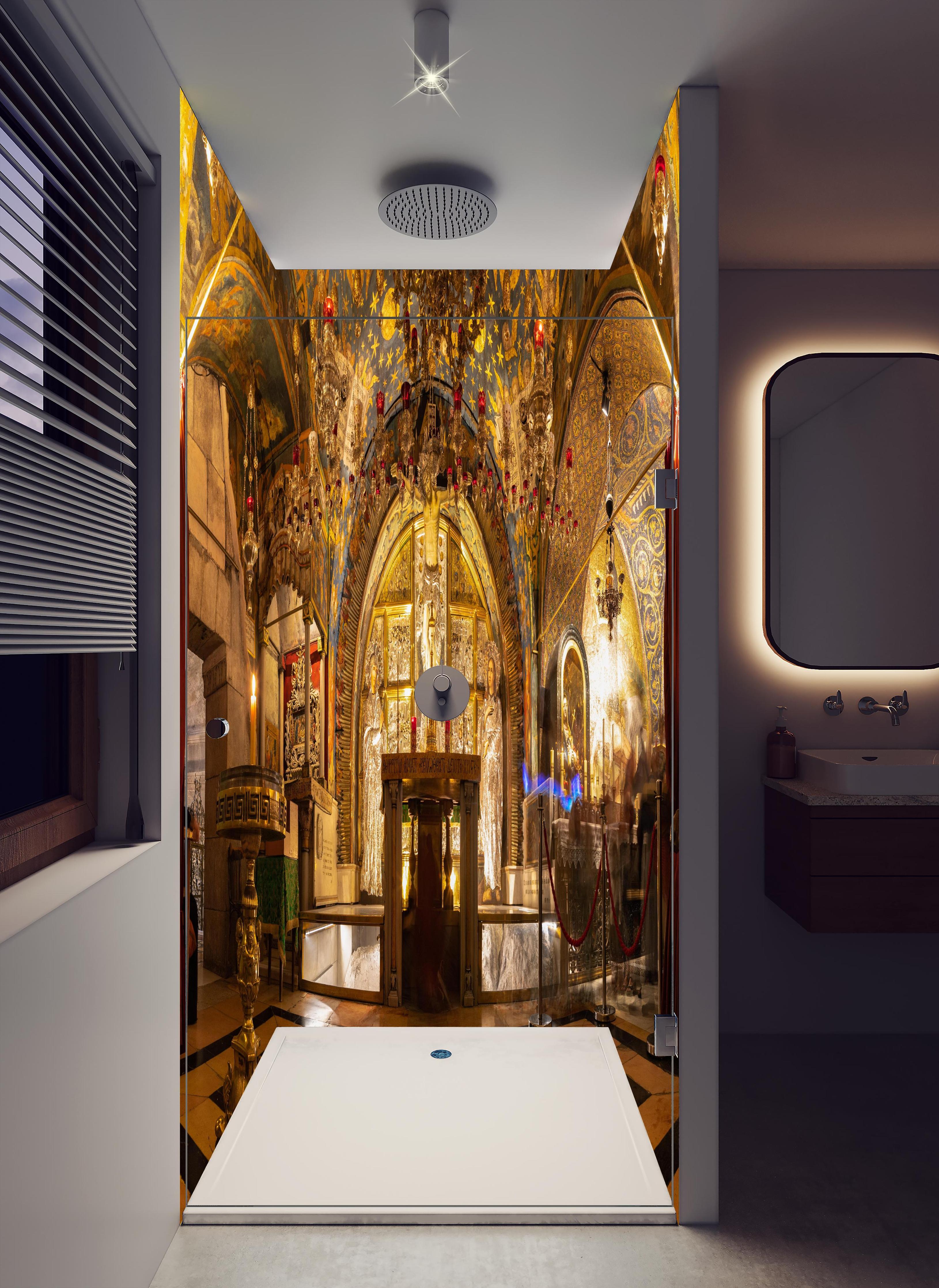 Duschrückwand - Kreuzigungsaltar in hellem Badezimmer mit Regenduschkopf - zweiteilige Eck-Duschrückwand