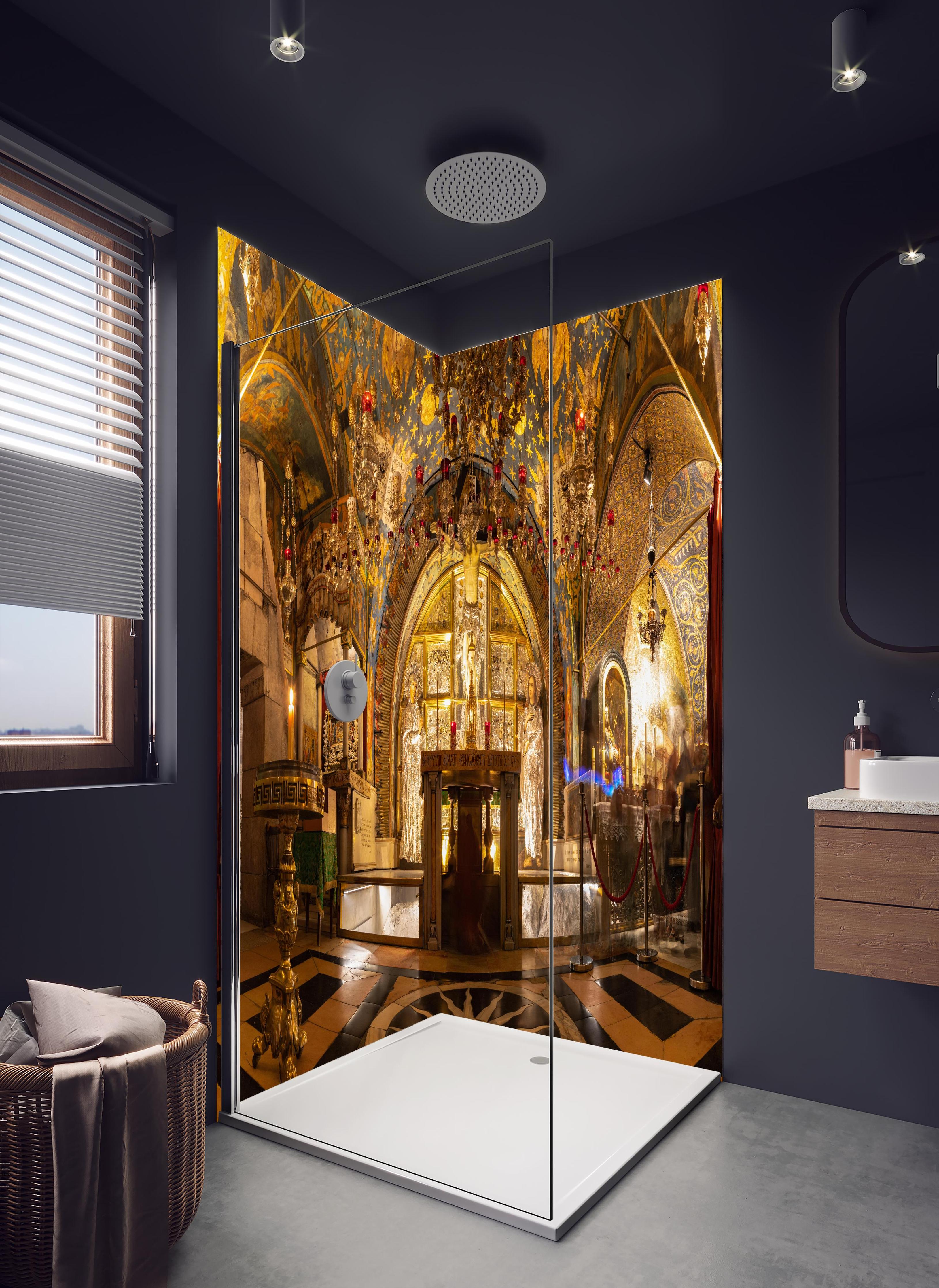 Duschrückwand - Kreuzigungsaltar in hellem Badezimmer mit Regenduschkopf - zweiteilige Eck-Duschrückwand