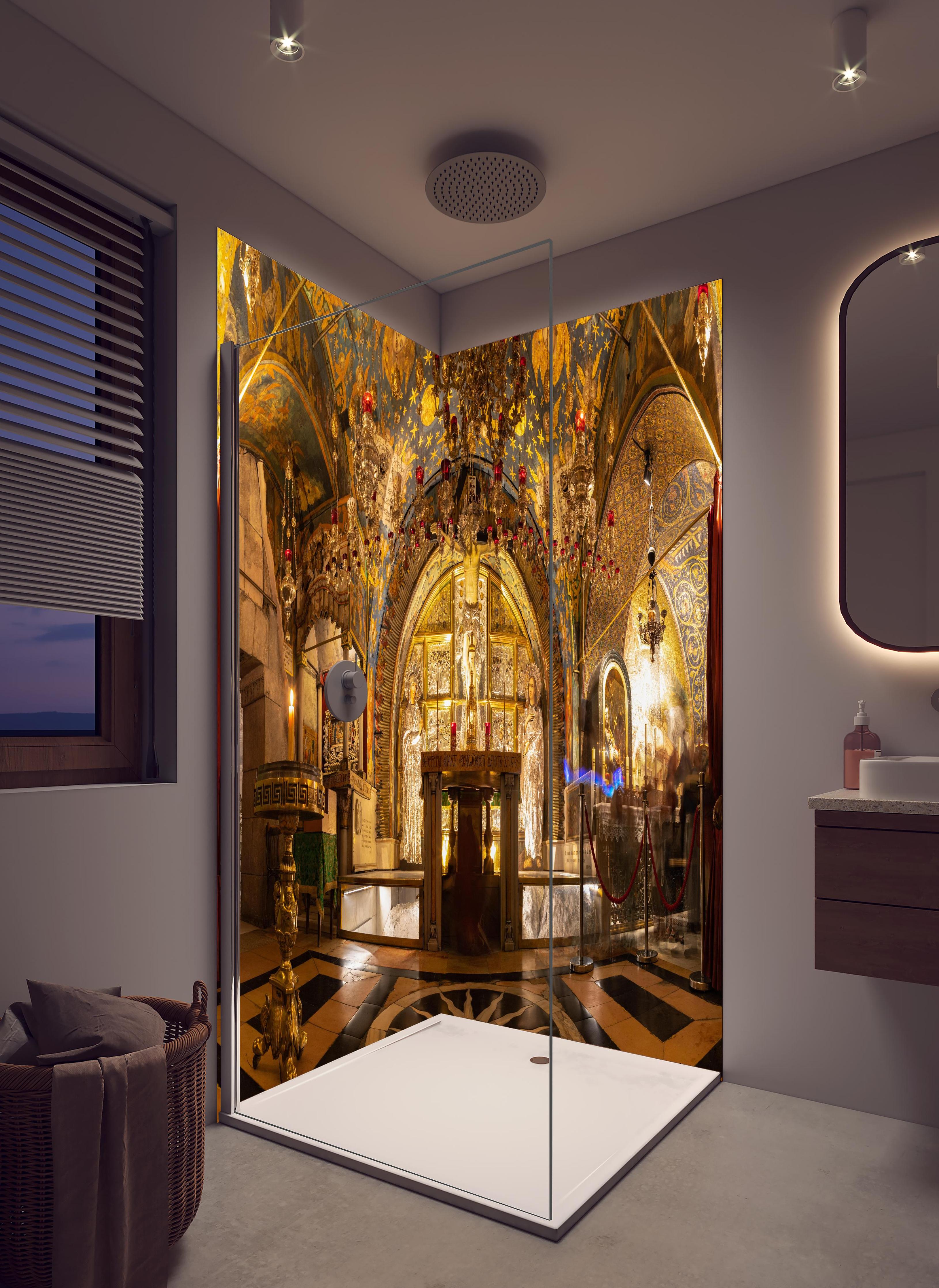 Duschrückwand - Kreuzigungsaltar in hellem Badezimmer mit Regenduschkopf - zweiteilige Eck-Duschrückwand