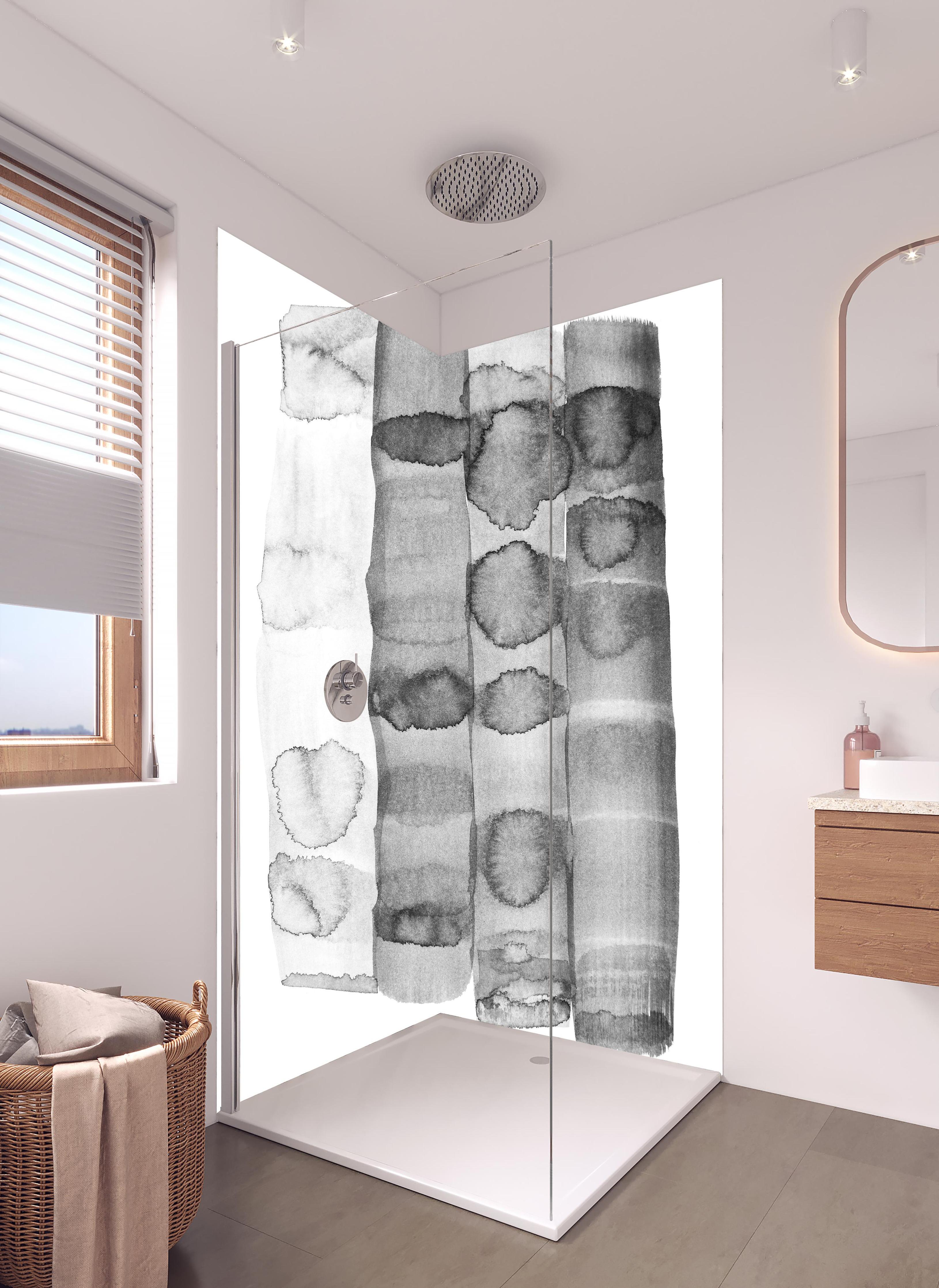 Duschrückwand - Künstlerisches Aquarell Muster in Grautönen in hellem Badezimmer mit Regenduschkopf - zweiteilige Eck-Duschrückwand
