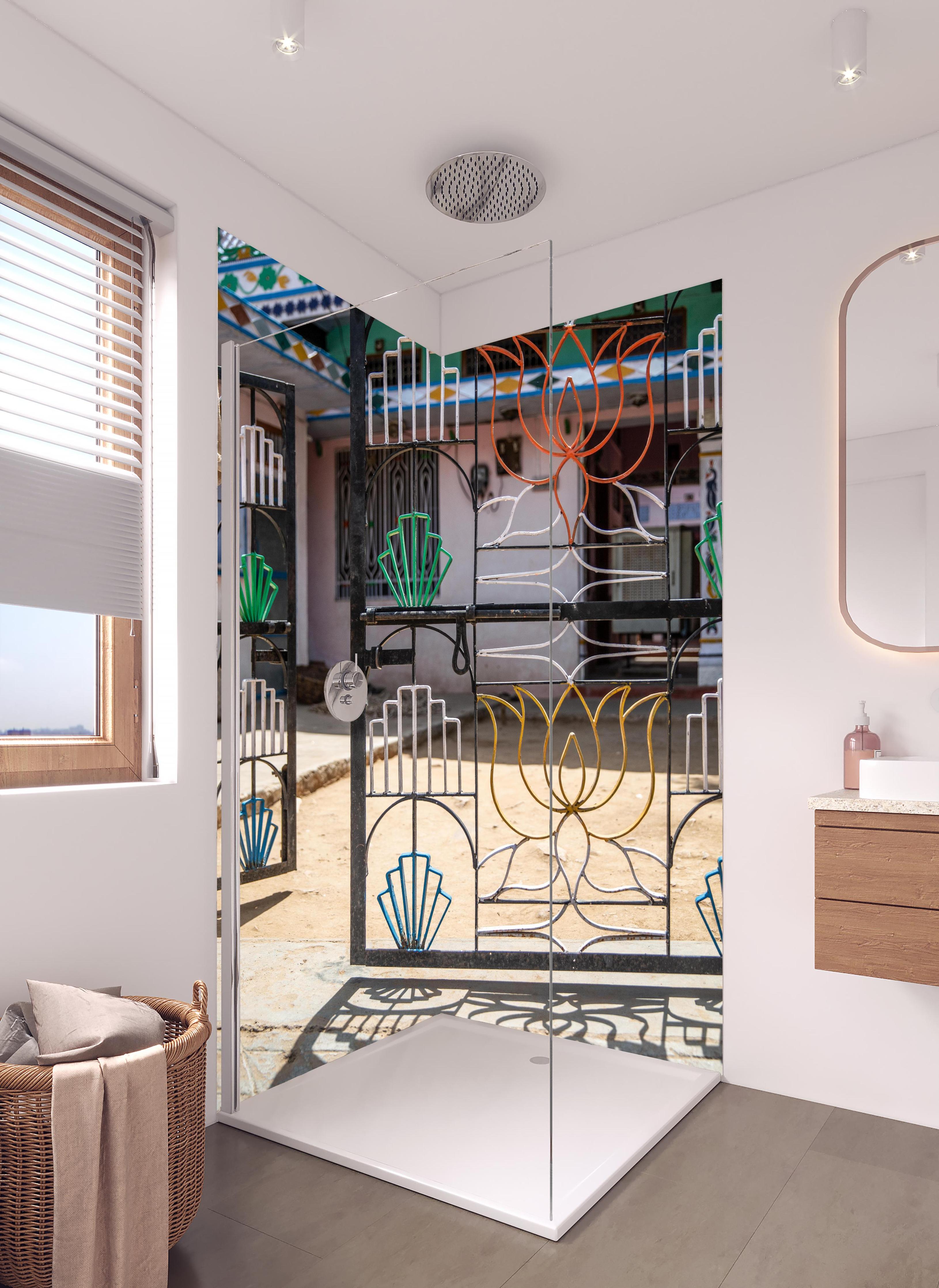 Duschrückwand - Künstlerisches Lotus-Tor gegen Hausfassade in hellem Badezimmer mit Regenduschkopf - zweiteilige Eck-Duschrückwand