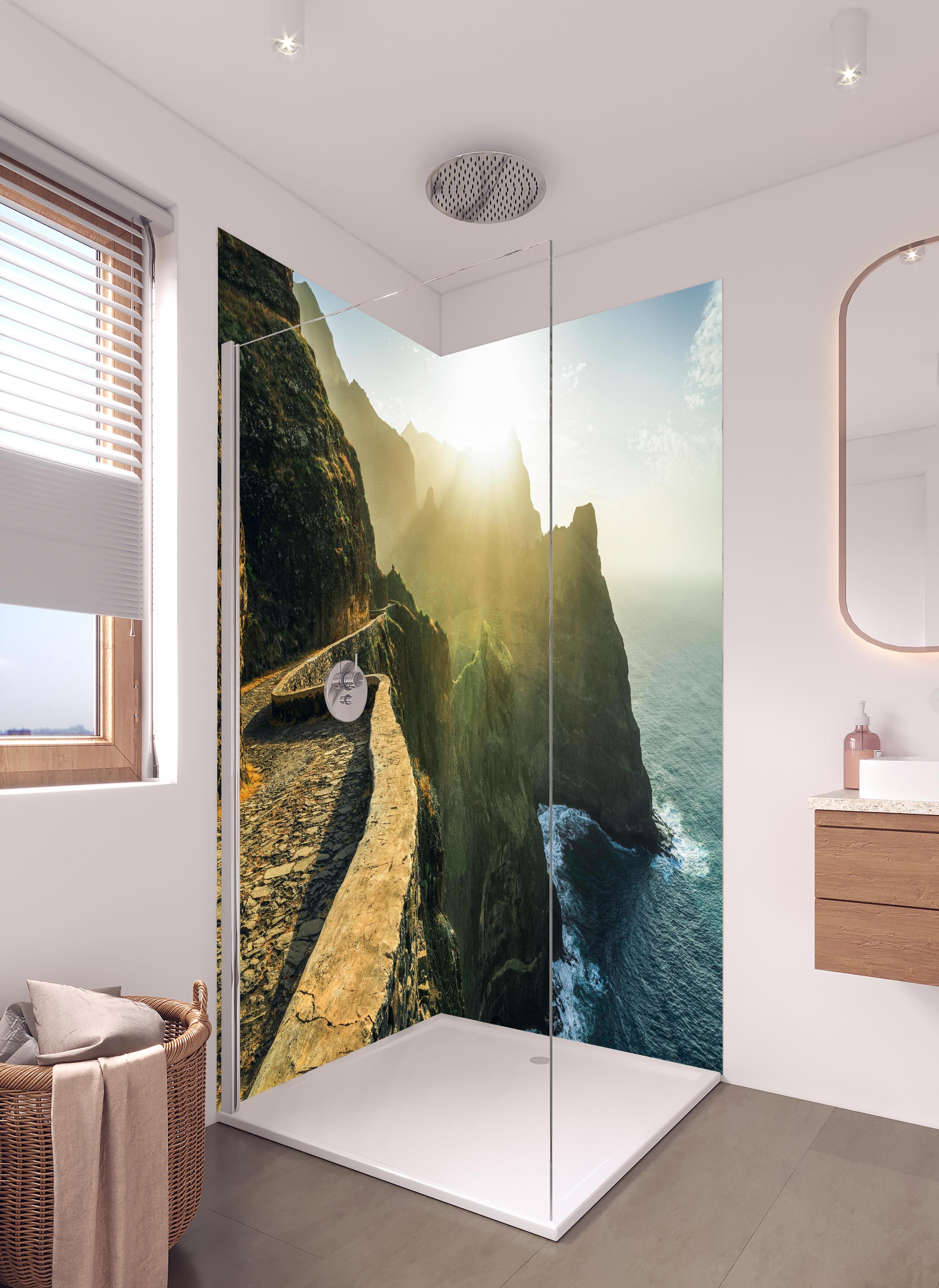 Duschrückwand - Küste bei Sonnenuntergang mit strahlendem Licht in hellem Badezimmer mit Regenduschkopf - zweiteilige Eck-Duschrückwand