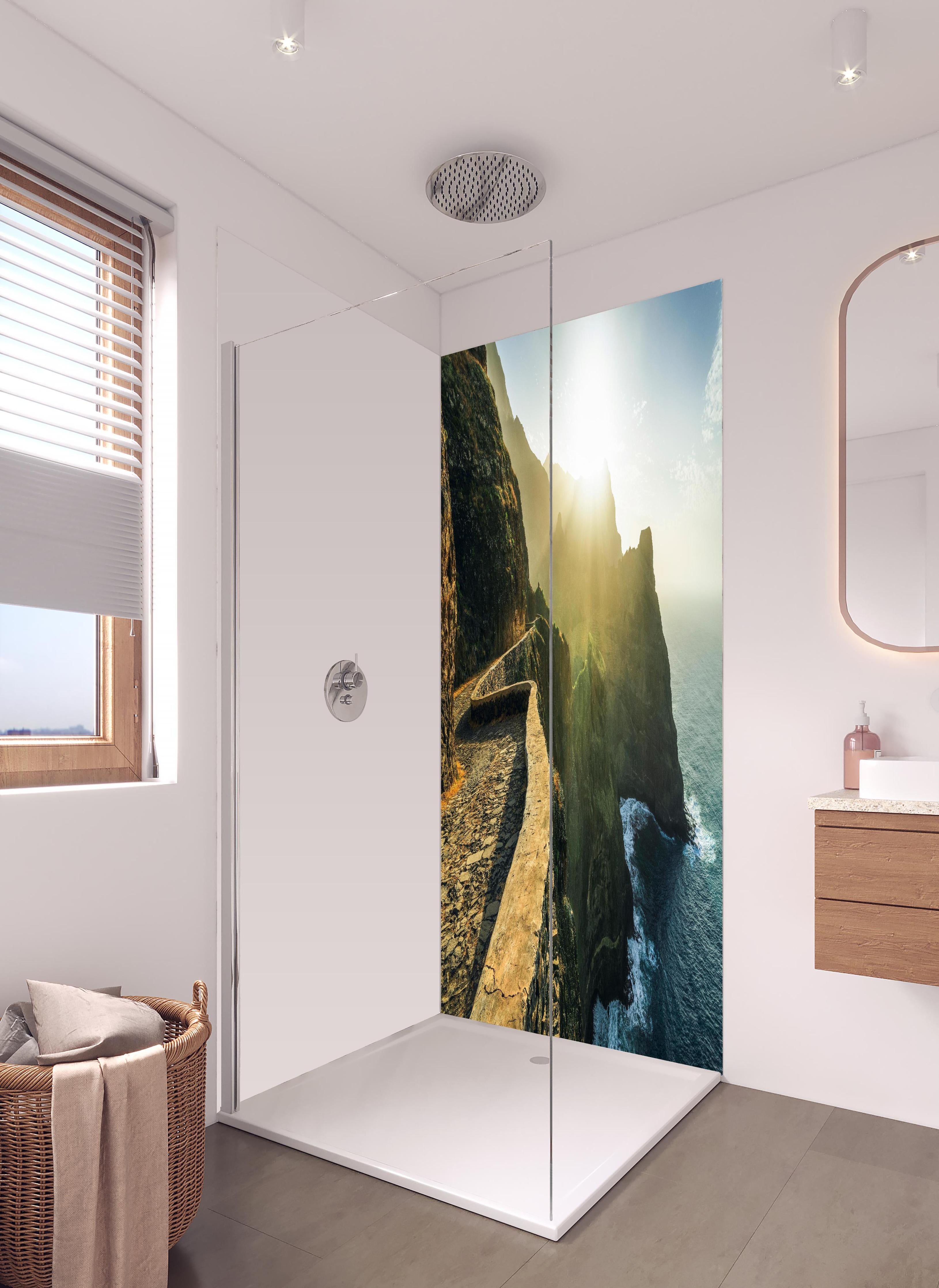 Duschrückwand - Küste bei Sonnenuntergang mit strahlendem Licht in hellem Badezimmer mit Regenduschkopf - zweiteilige Eck-Duschrückwand