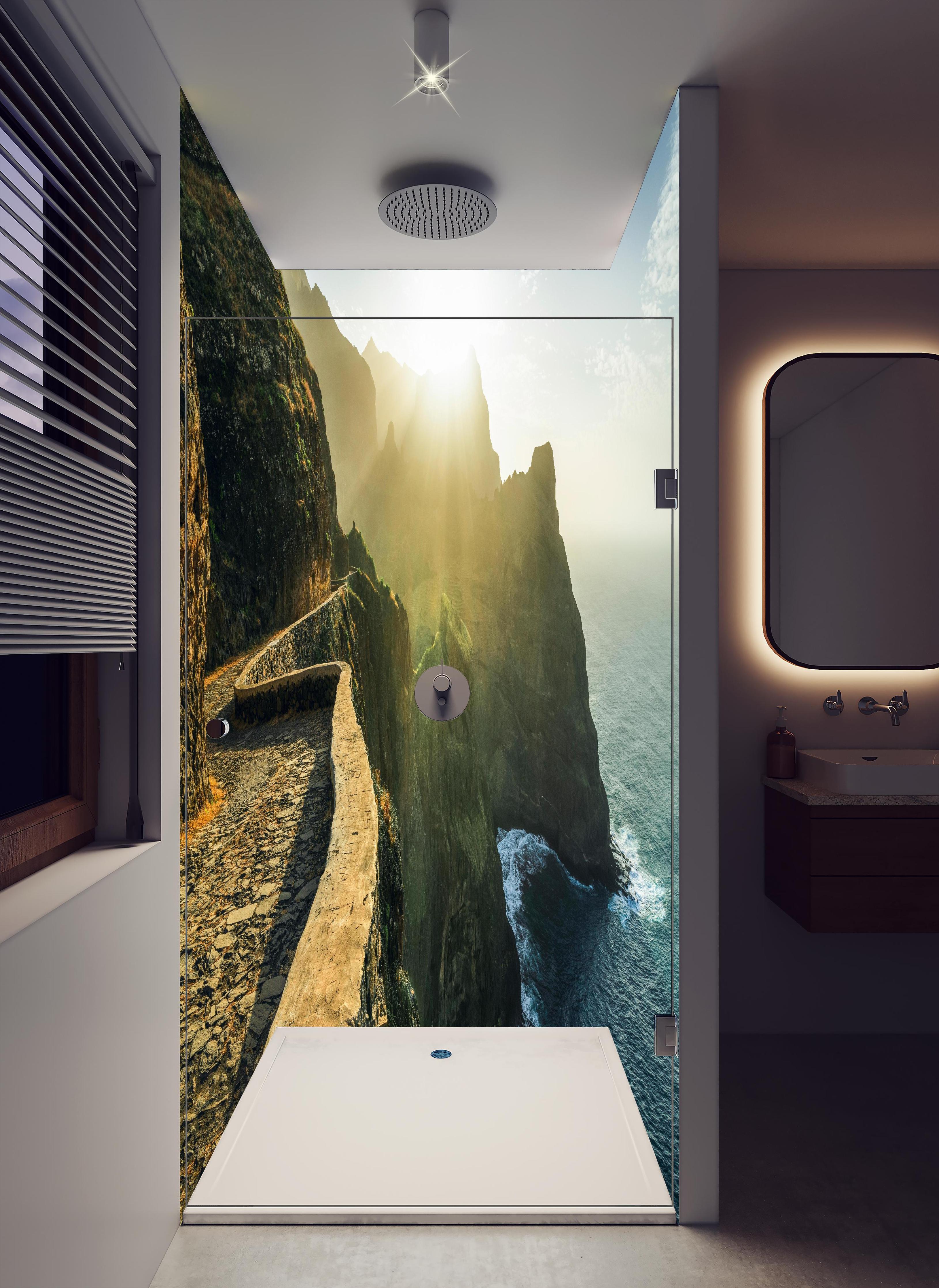 Duschrückwand - Küste bei Sonnenuntergang mit strahlendem Licht in hellem Badezimmer mit Regenduschkopf - zweiteilige Eck-Duschrückwand