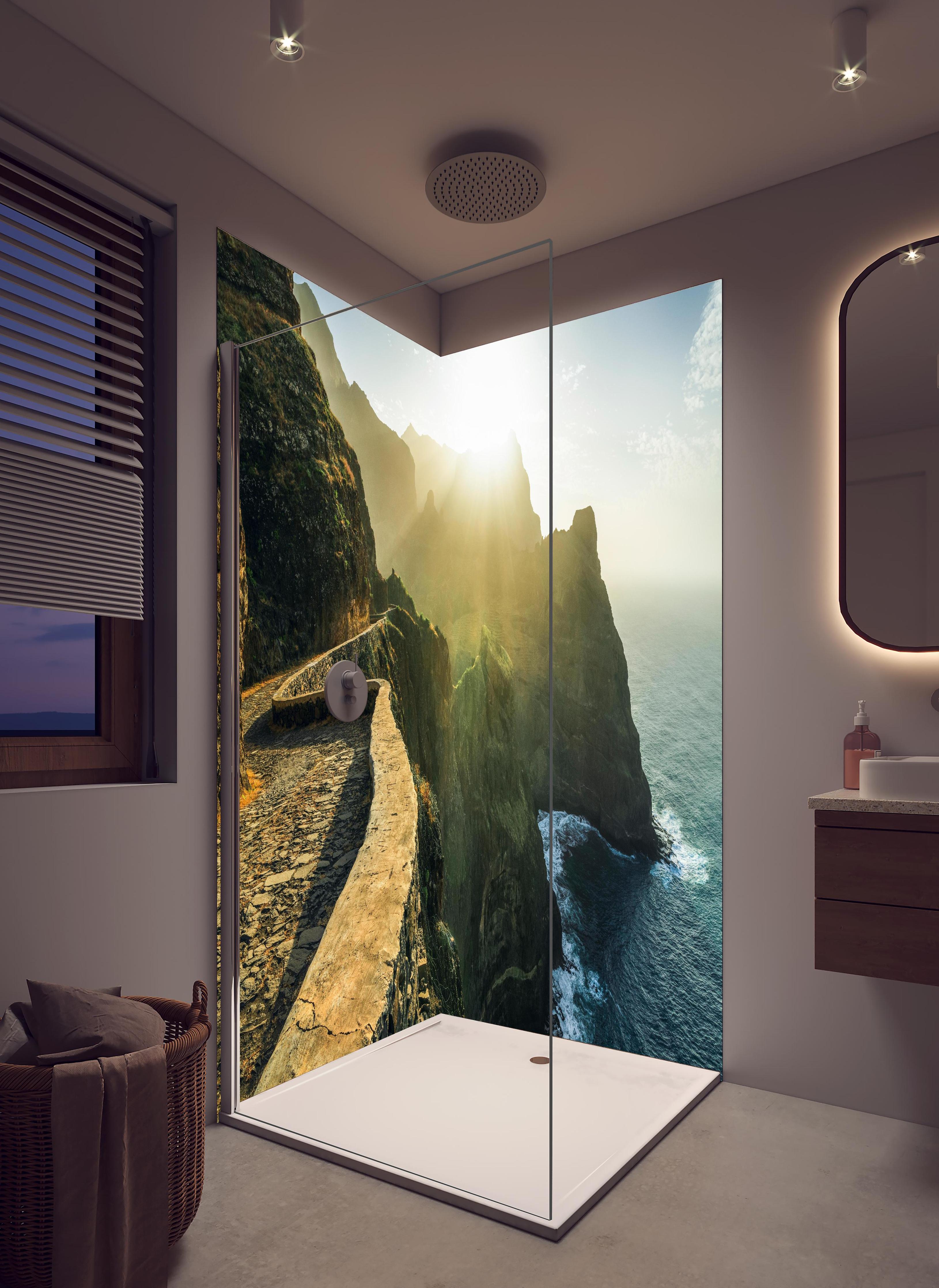 Duschrückwand - Küste bei Sonnenuntergang mit strahlendem Licht in hellem Badezimmer mit Regenduschkopf - zweiteilige Eck-Duschrückwand