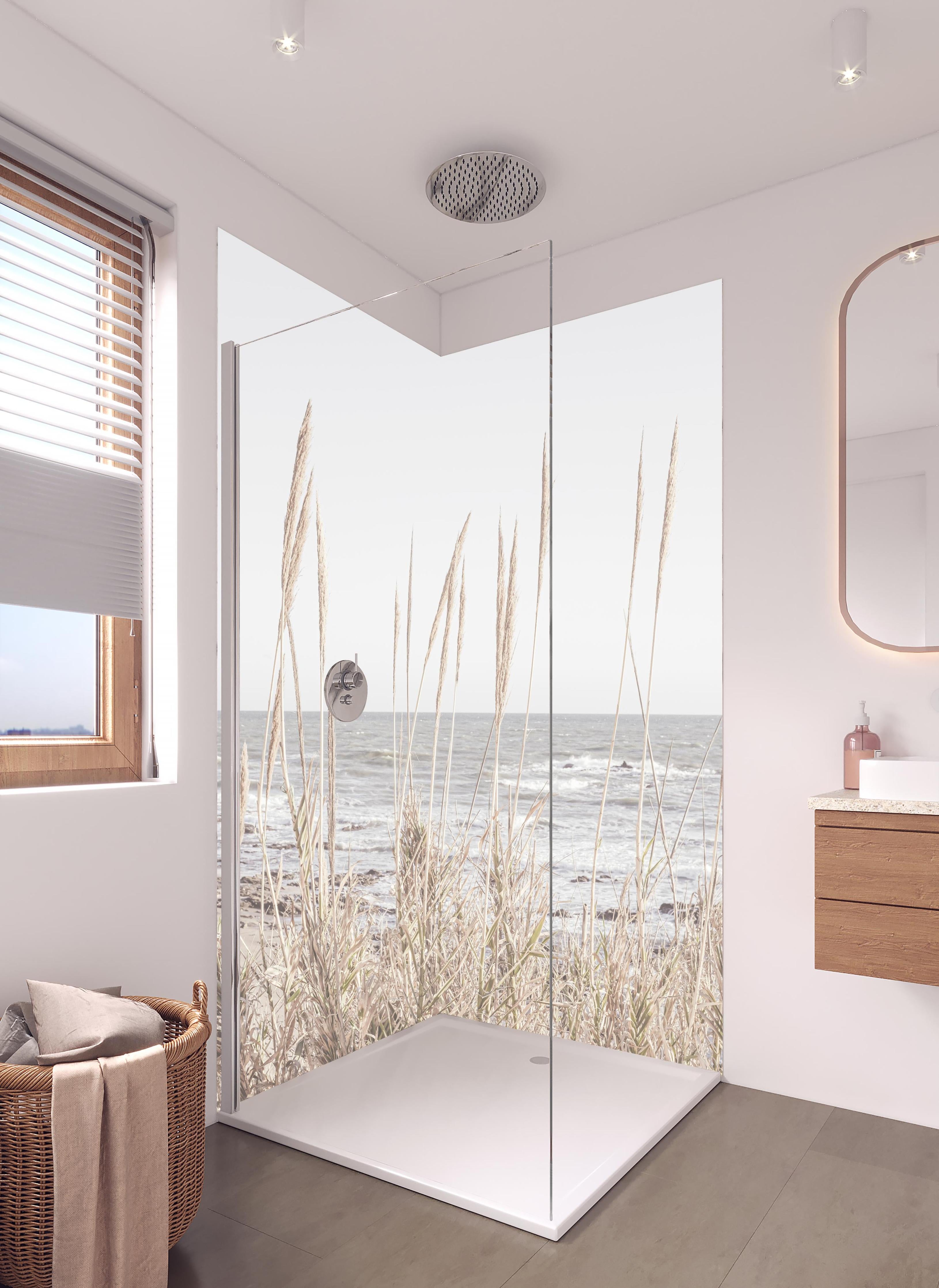 Duschrückwand - Küstenbild - Am Meer in hellem Badezimmer mit Regenduschkopf - zweiteilige Eck-Duschrückwand
