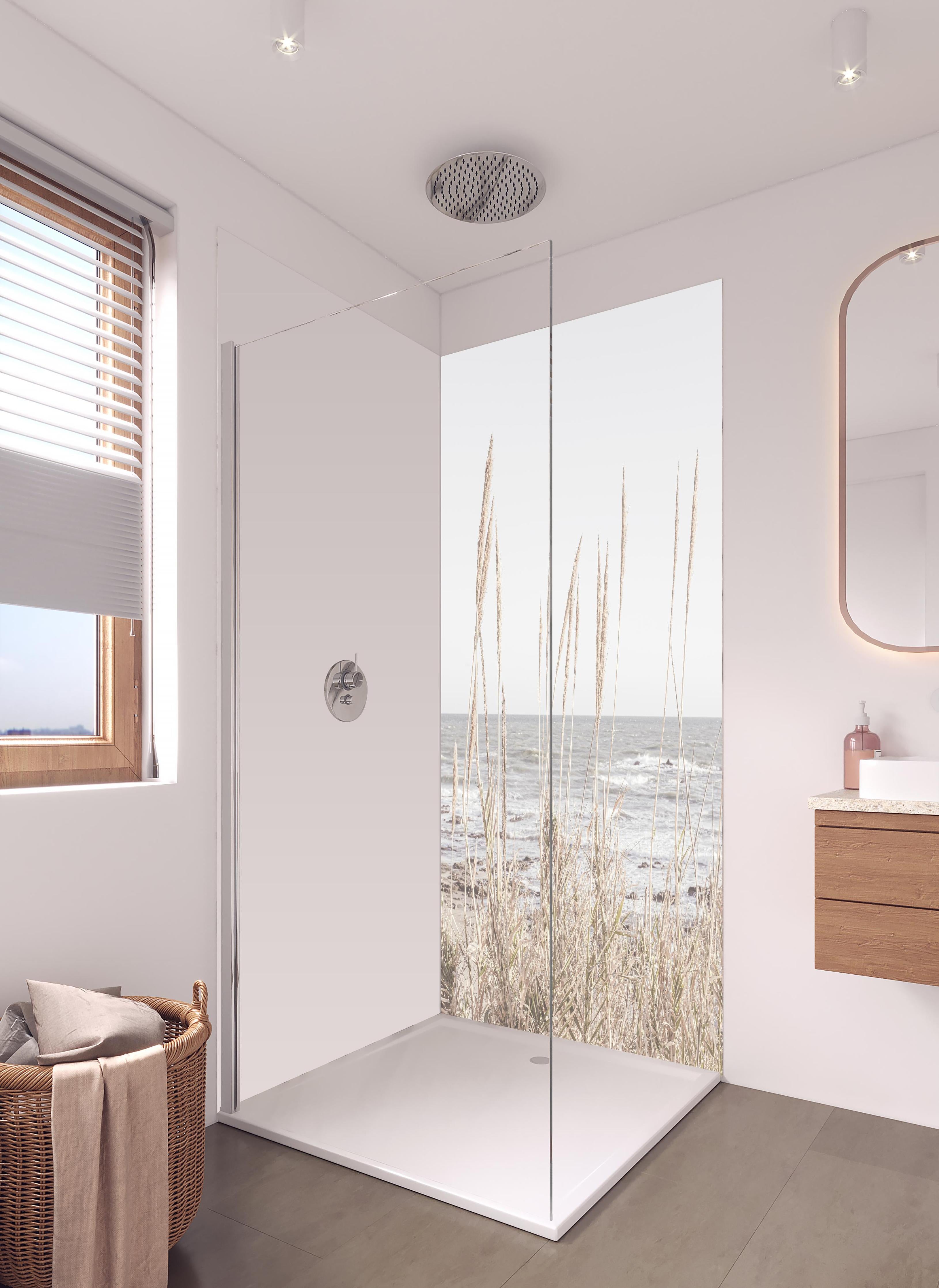 Duschrückwand - Küstenbild - Am Meer in hellem Badezimmer mit Regenduschkopf - zweiteilige Eck-Duschrückwand