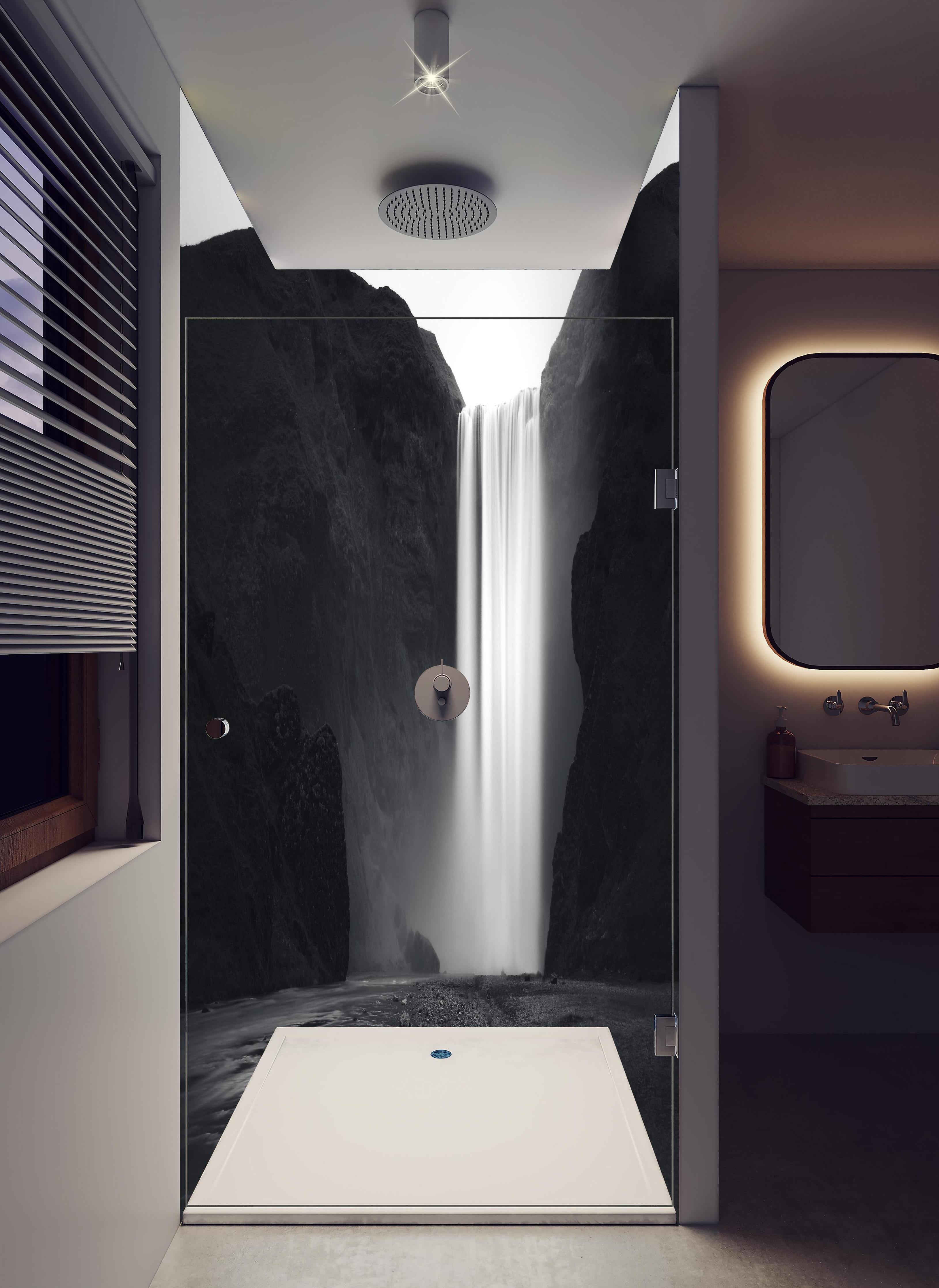 Duschrückwand - Kunstfotografie - Skogafoss Wasserfall, Island in hellem Badezimmer mit Regenduschkopf - zweiteilige Eck-Duschrückwand