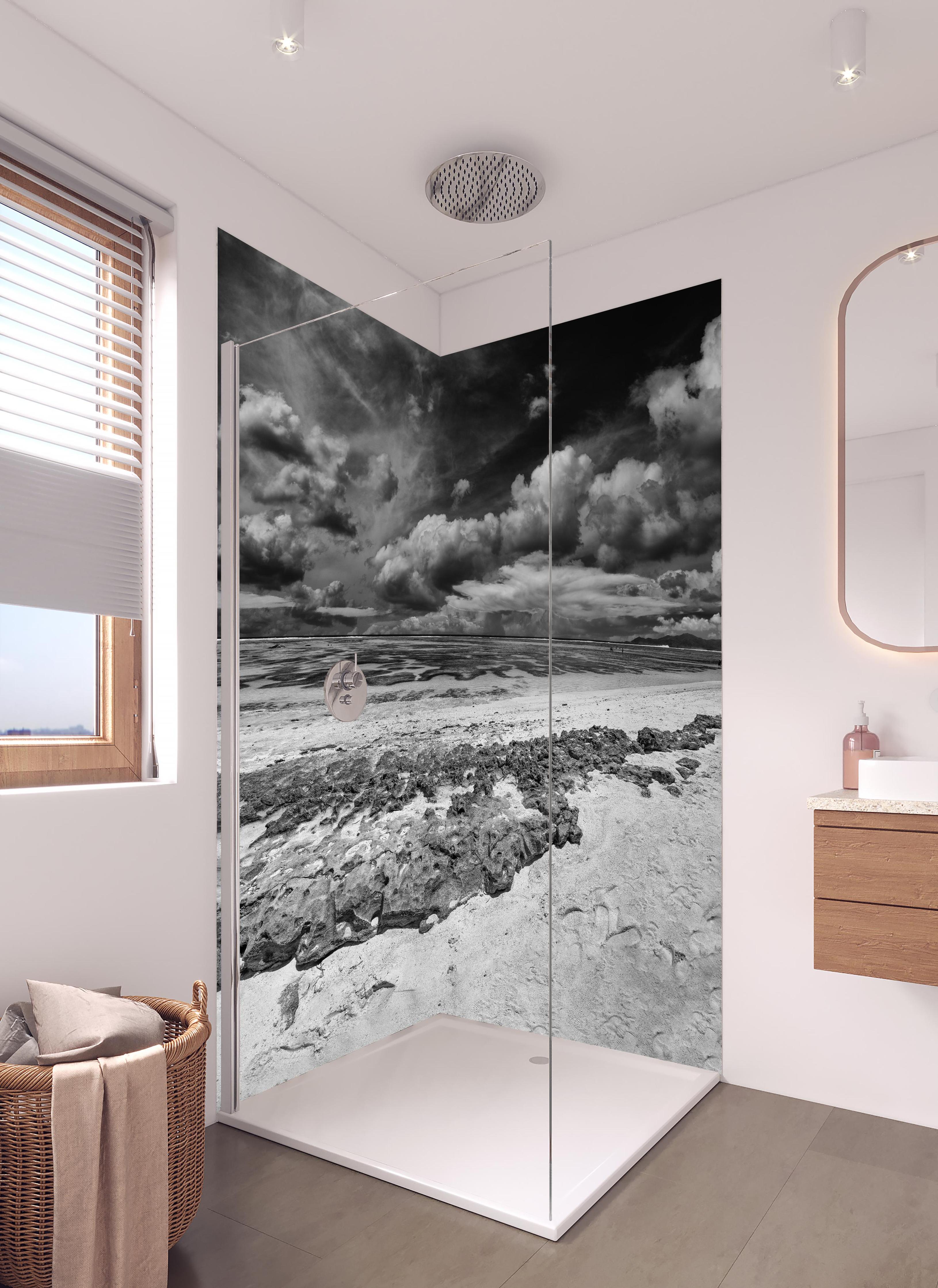 Duschrückwand - La Digue Meer und Felsen in hellem Badezimmer mit Regenduschkopf - zweiteilige Eck-Duschrückwand