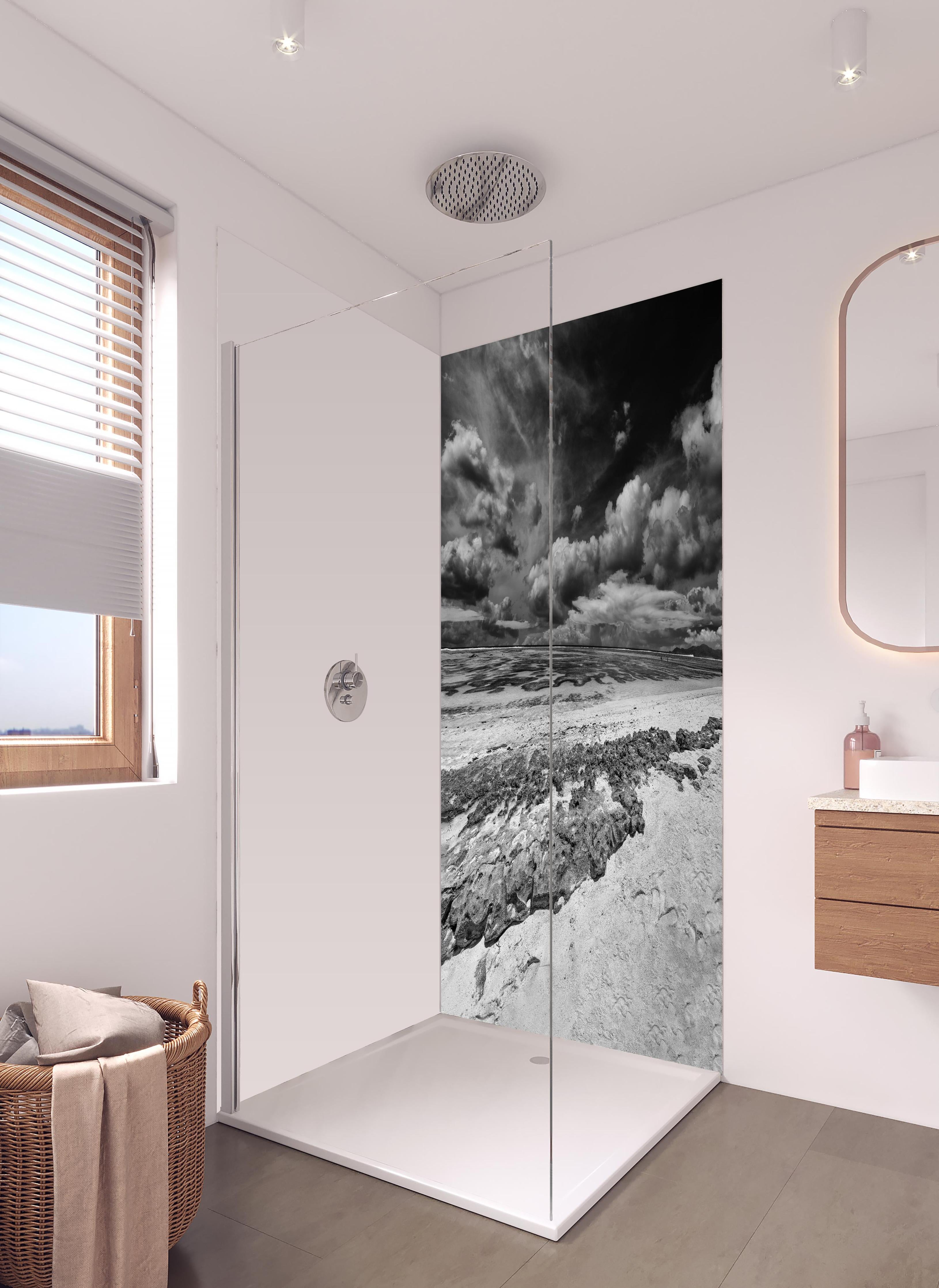 Duschrückwand - La Digue Meer und Felsen in hellem Badezimmer mit Regenduschkopf - zweiteilige Eck-Duschrückwand