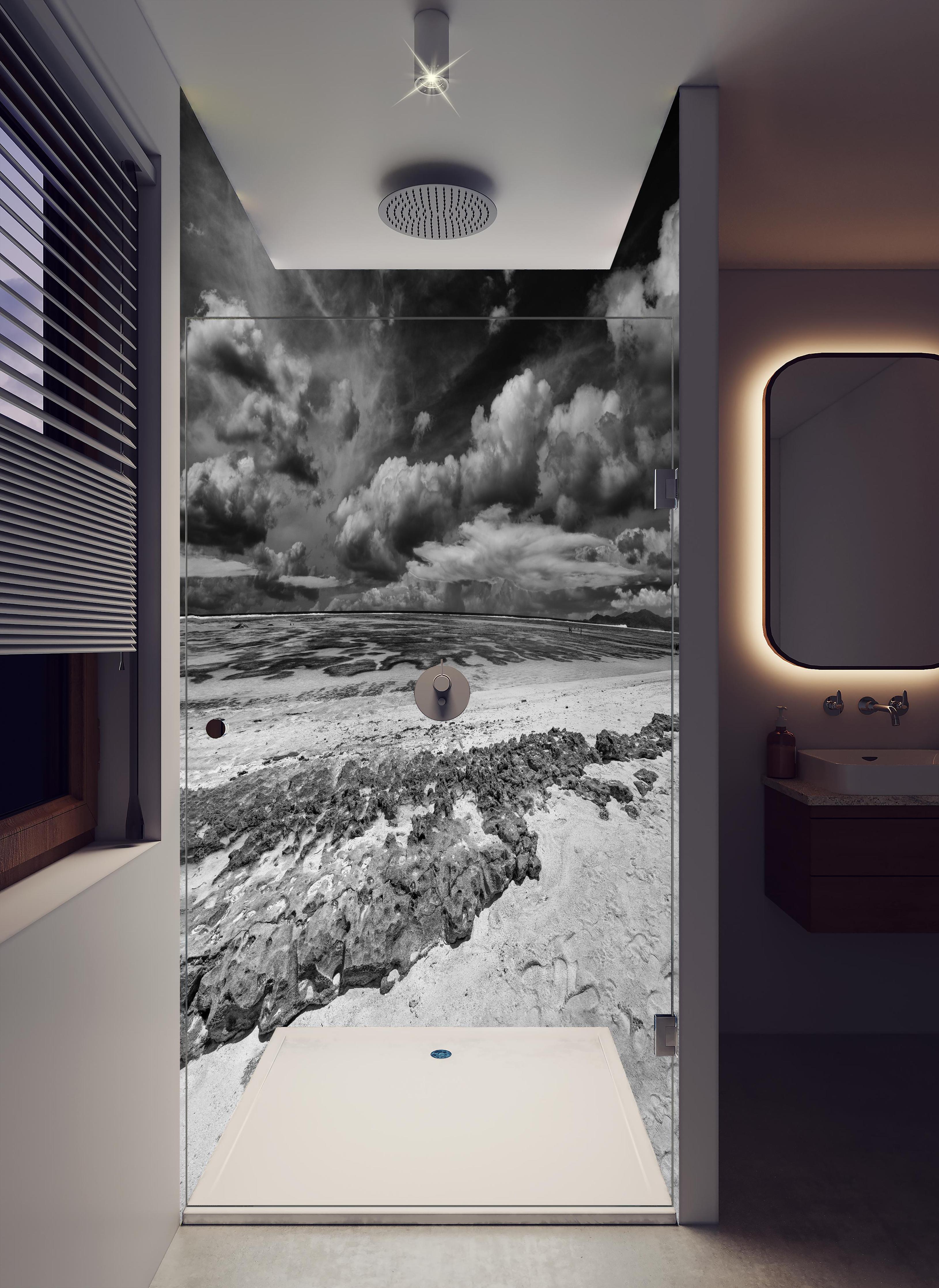 Duschrückwand - La Digue Meer und Felsen in hellem Badezimmer mit Regenduschkopf - zweiteilige Eck-Duschrückwand