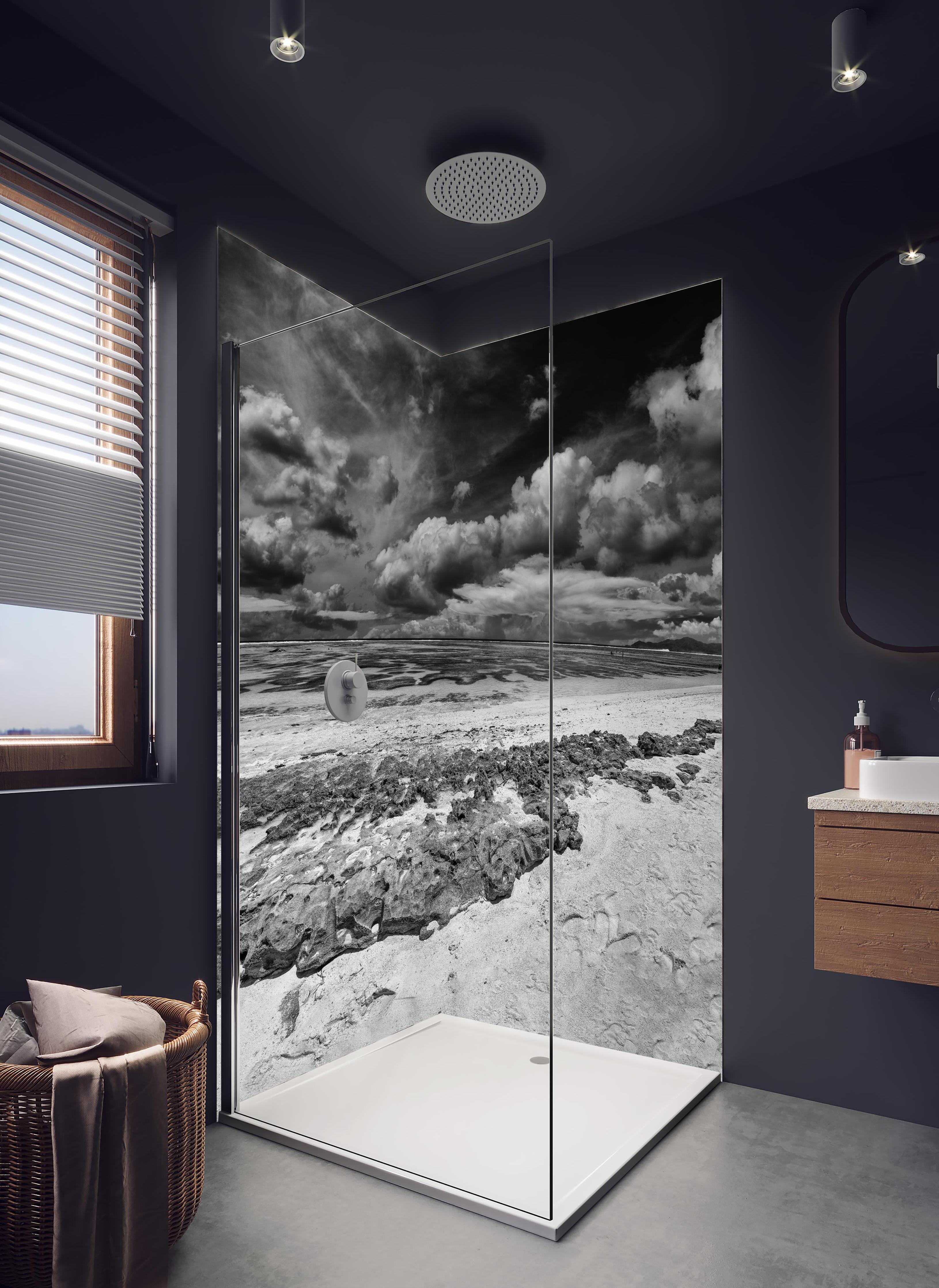 Duschrückwand - La Digue Meer und Felsen in hellem Badezimmer mit Regenduschkopf - zweiteilige Eck-Duschrückwand