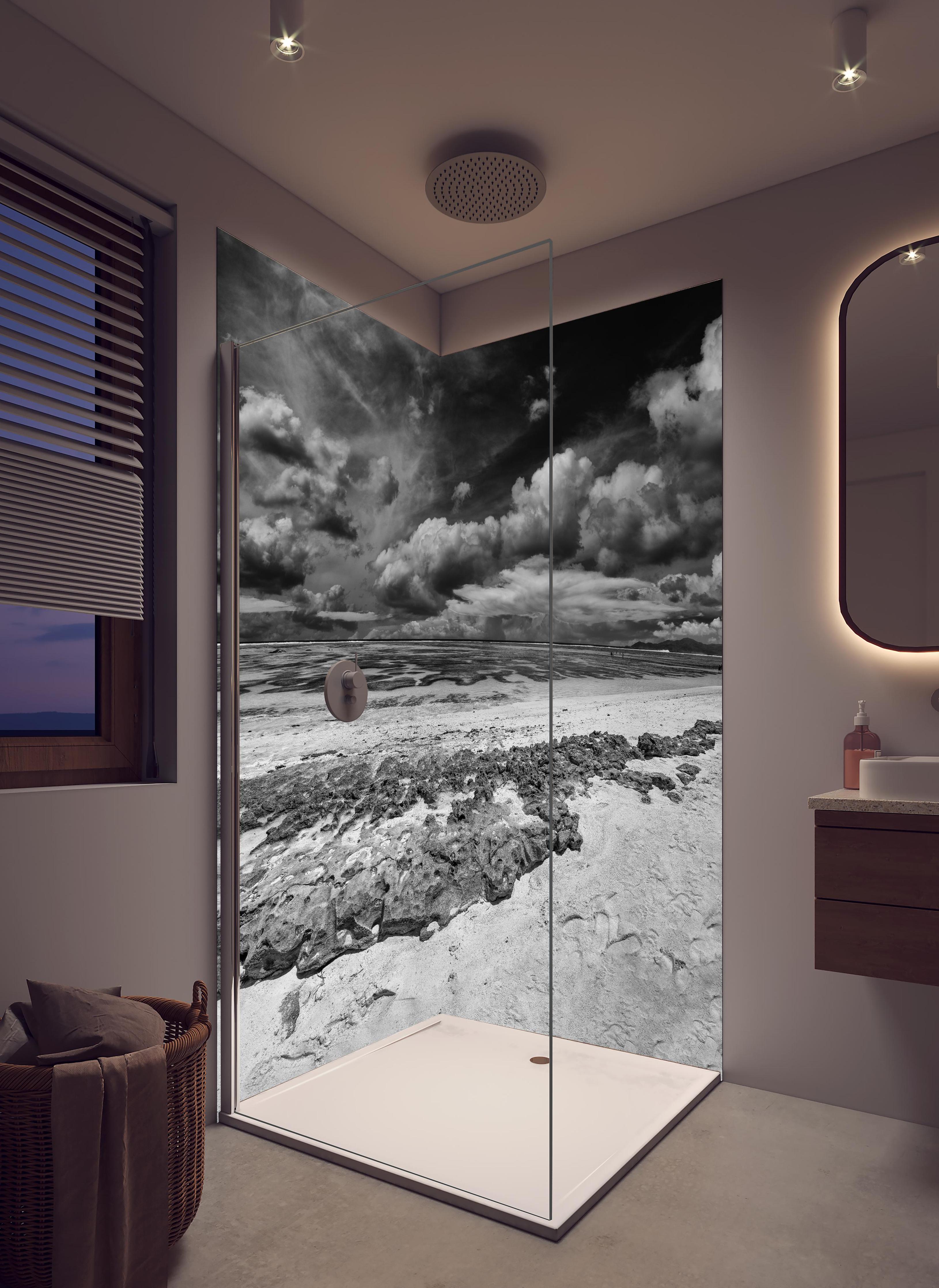 Duschrückwand - La Digue Meer und Felsen in hellem Badezimmer mit Regenduschkopf - zweiteilige Eck-Duschrückwand