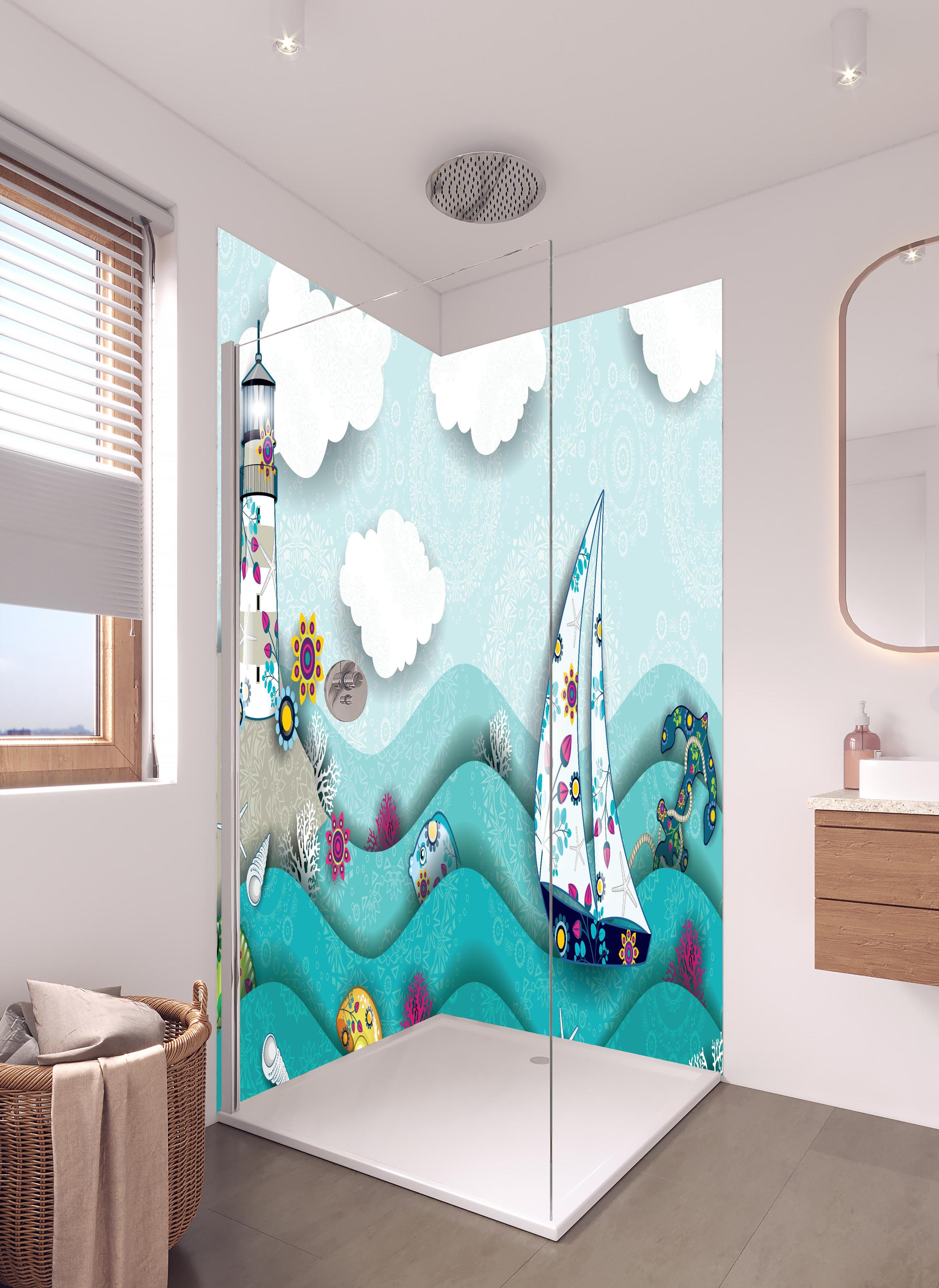 Duschrückwand - Landschaft mit Leuchtturm und Segelboot in hellem Badezimmer mit Regenduschkopf - zweiteilige Eck-Duschrückwand