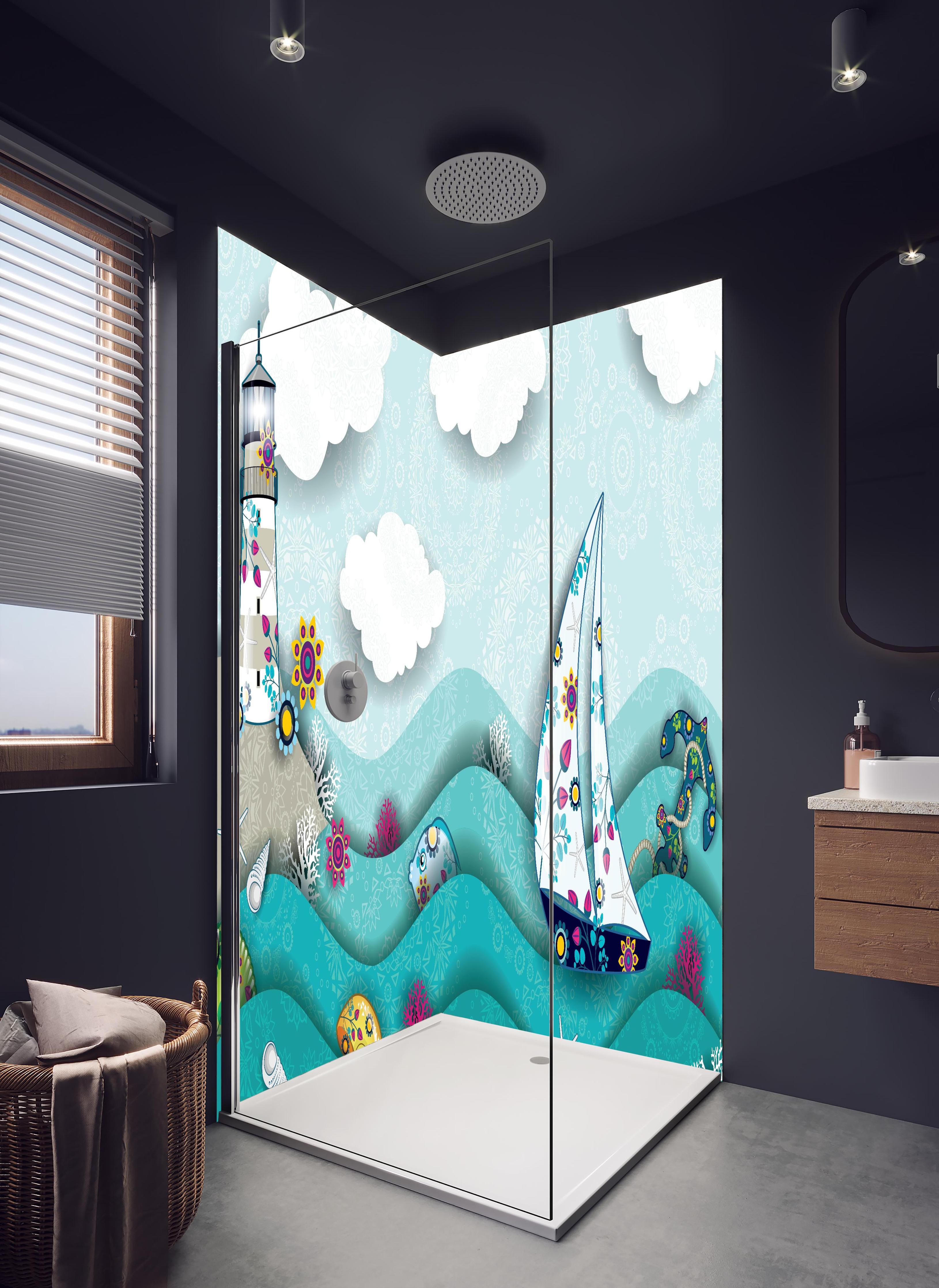 Duschrückwand - Landschaft mit Leuchtturm und Segelboot in hellem Badezimmer mit Regenduschkopf - zweiteilige Eck-Duschrückwand
