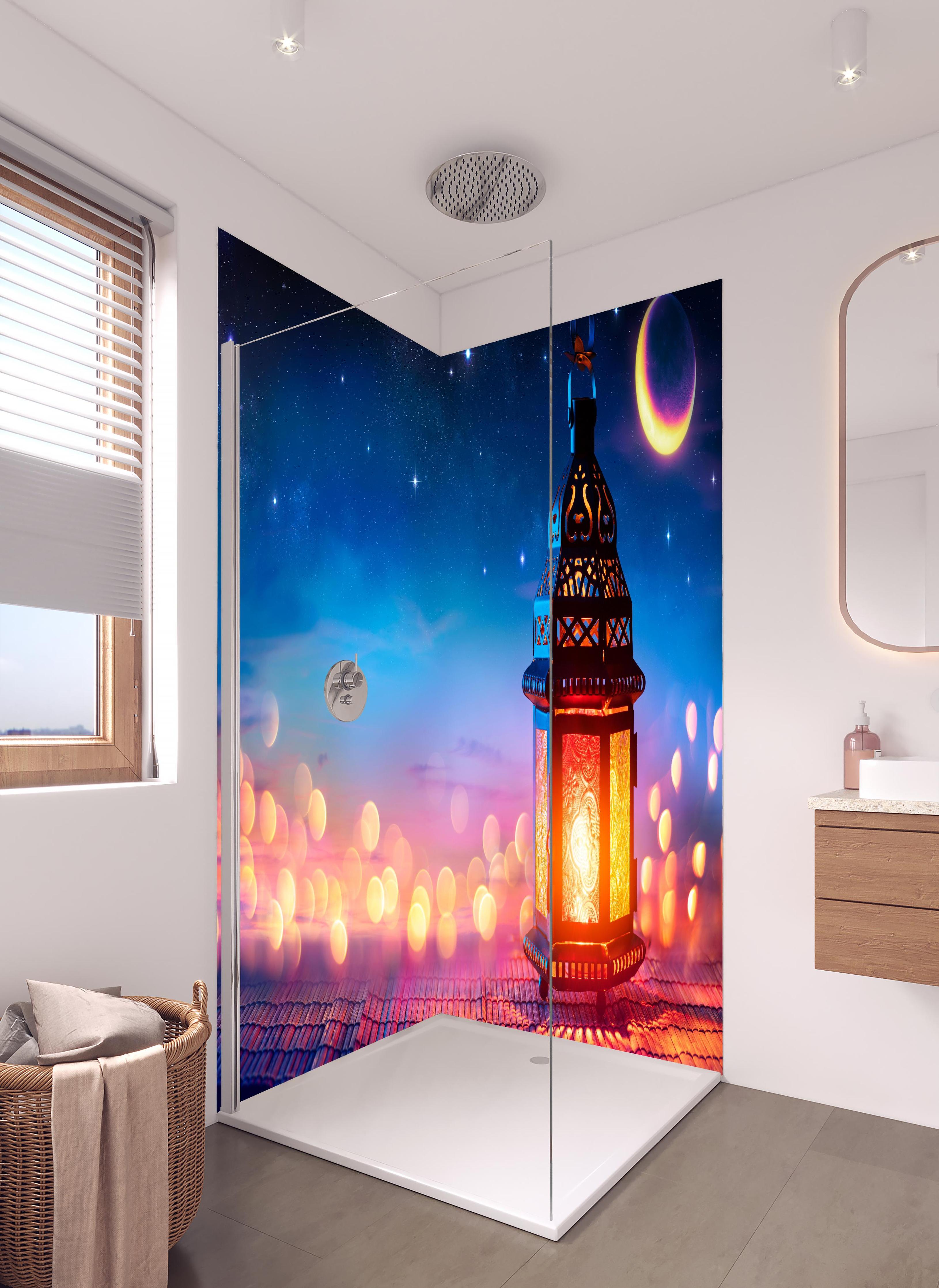 Duschrückwand - Laternenlicht bei Sternenhimmel in hellem Badezimmer mit Regenduschkopf - zweiteilige Eck-Duschrückwand